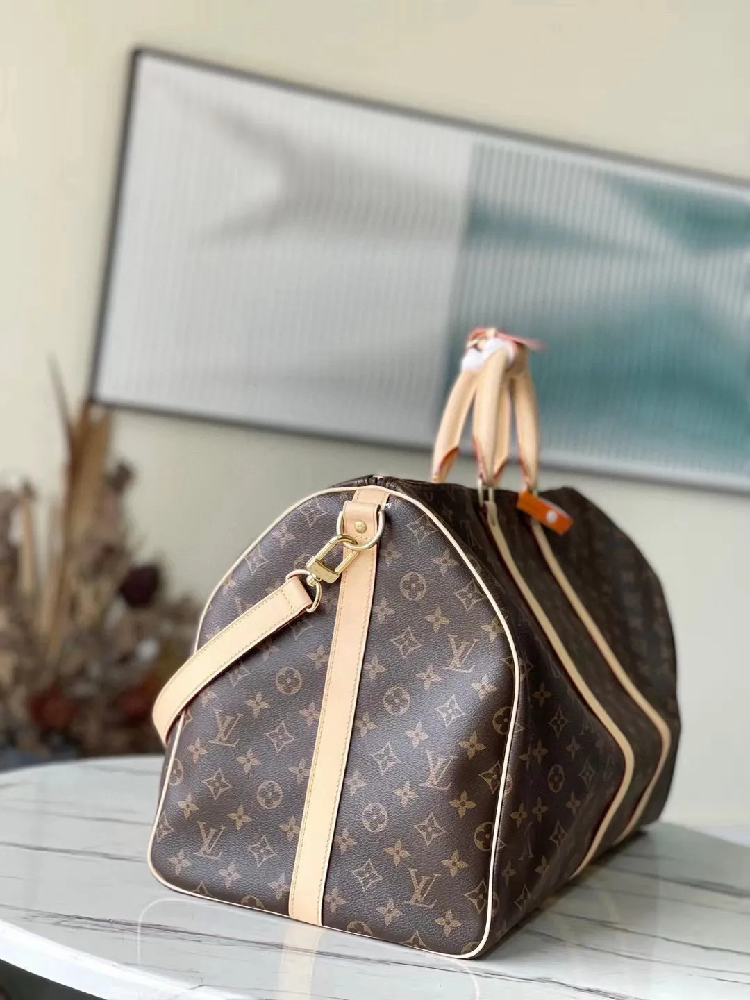 💰1040 (55 size) top original M41414 presbyopic yellow leather, spacious capacity, flexible use. Durable, safe and reliable. Fashionable style, mature and stable. Features a secure double zipper and padlock, making it perfect for business or pleasure. Dimensions: 55 × 31 × 26 cm