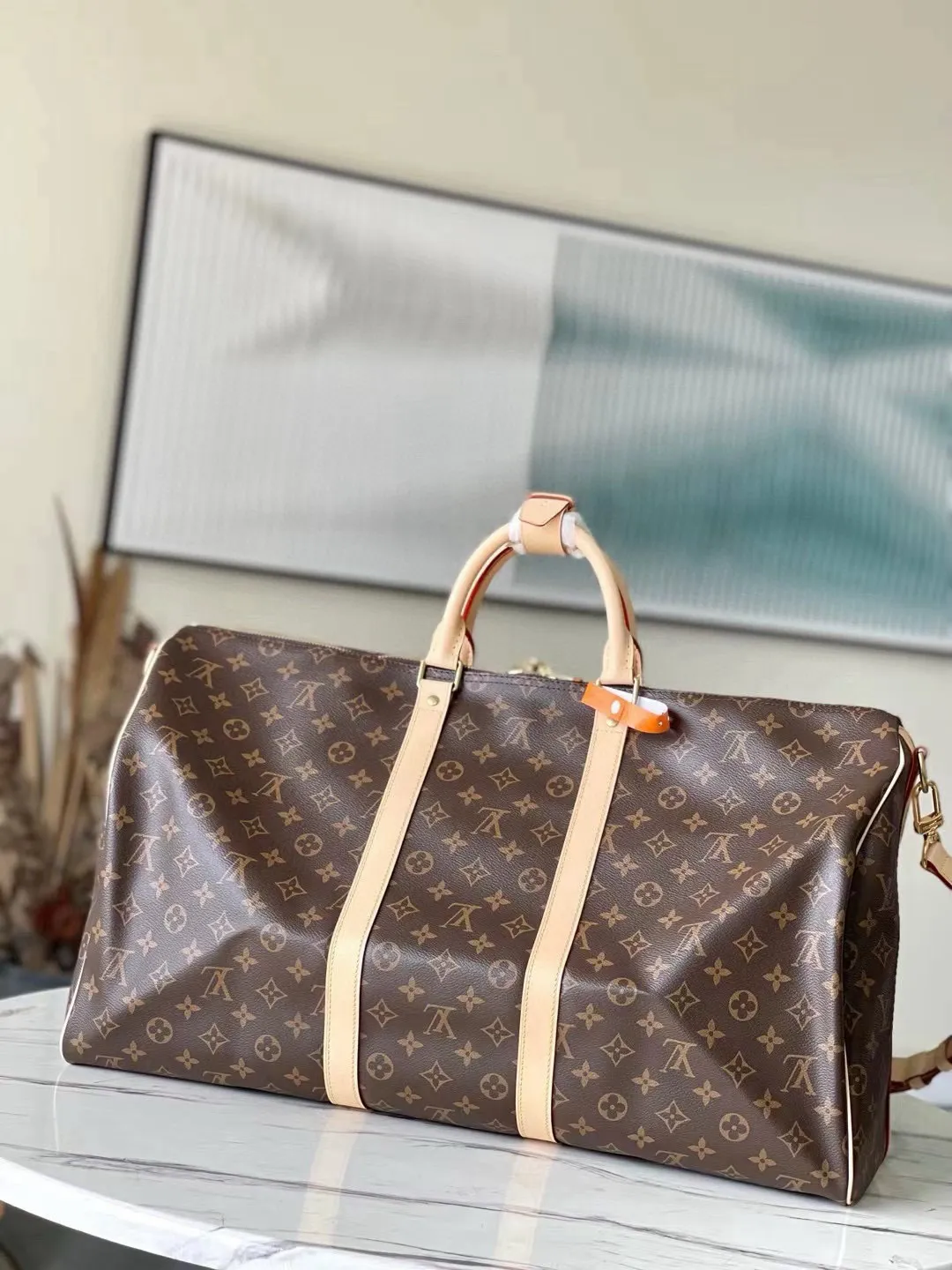 💰1040 (55 size) top original M41414 presbyopic yellow leather, spacious capacity, flexible use. Durable, safe and reliable. Fashionable style, mature and stable. Features a secure double zipper and padlock, making it perfect for business or pleasure. Dimensions: 55 × 31 × 26 cm