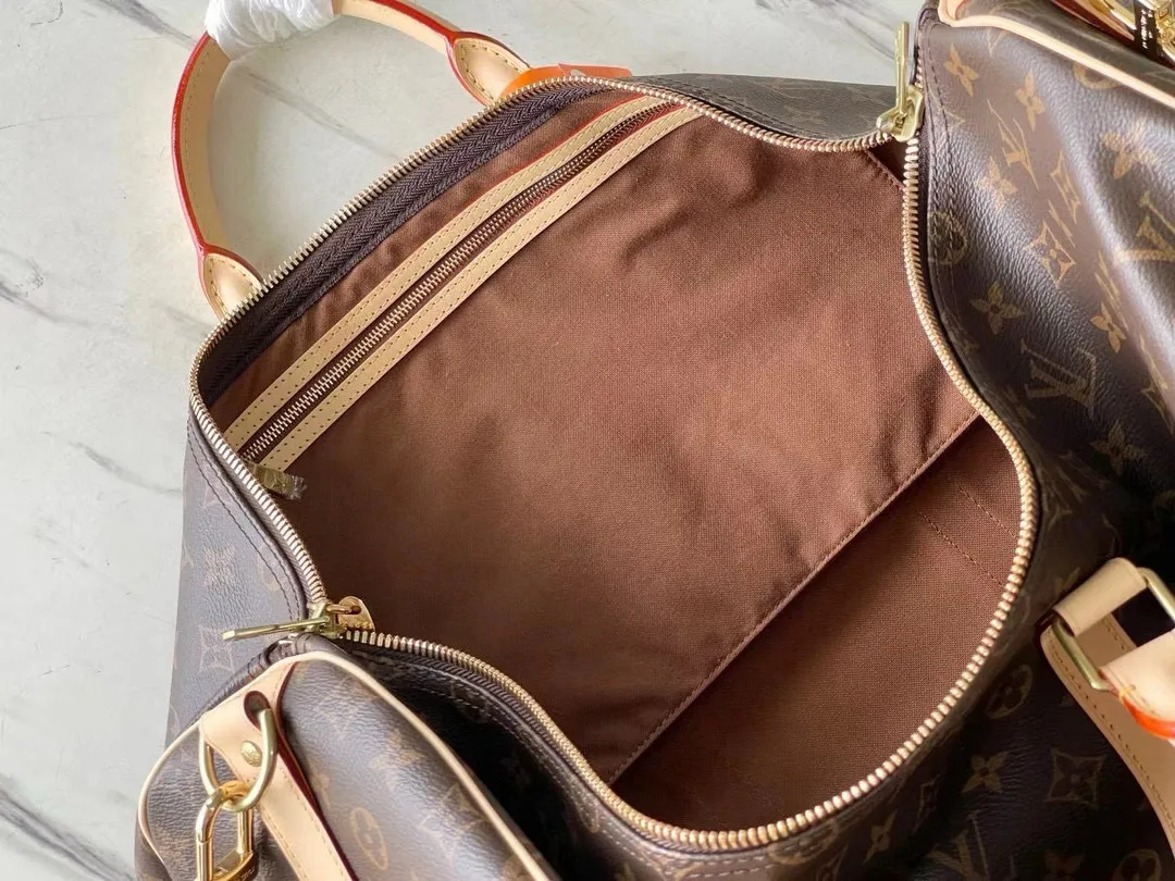 💰1040 (55 size) top original M41414 presbyopic yellow leather, spacious capacity, flexible use. Durable, safe and reliable. Fashionable style, mature and stable. Features a secure double zipper and padlock, making it perfect for business or pleasure. Dimensions: 55 × 31 × 26 cm