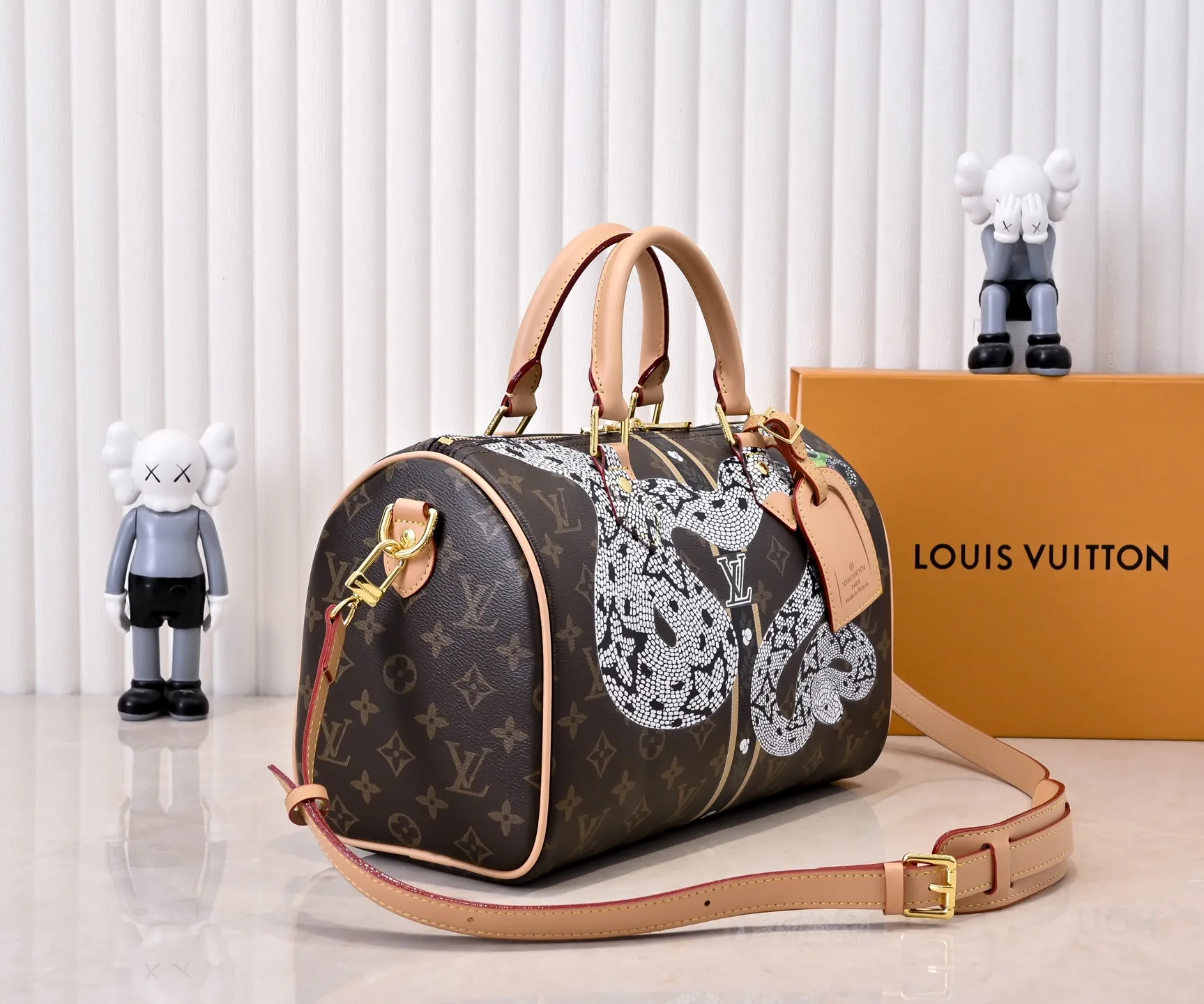 Batch 340💰M40391 80778 This Speedy Bandouliere 30 handbag draws inspiration from the brand's collection of Monogram canvas, Louis Vuitton's legendary collection. The cow leather trim highlights the traditional heritage. The rolled leather handle, engraved padlock and detachable shoulder strap continue the classic details, making it a good choice for urban life. • Size: 30X21X17cm