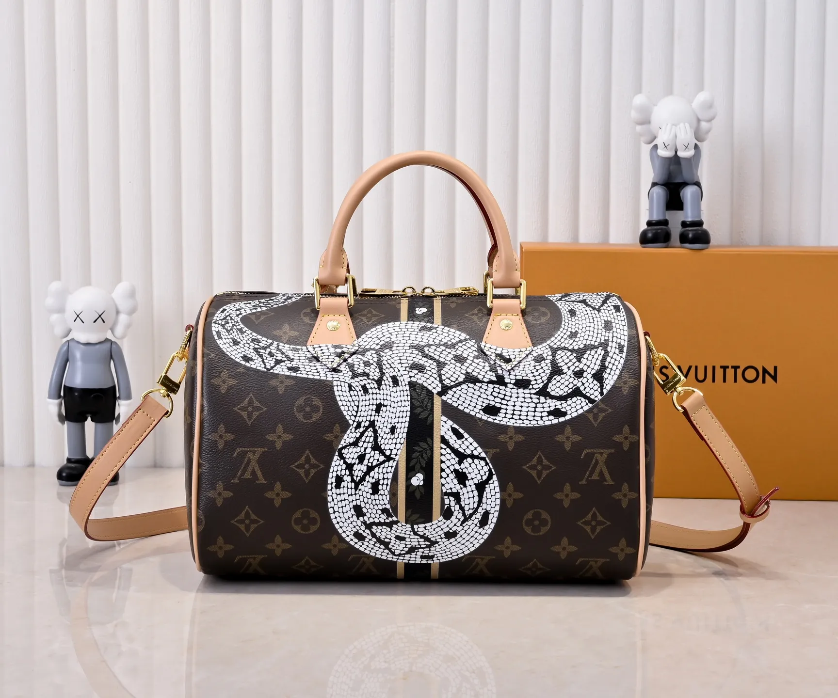 Batch 340💰M40391 80778 This Speedy Bandouliere 30 handbag draws inspiration from the brand's collection of Monogram canvas, Louis Vuitton's legendary collection. The cow leather trim highlights the traditional heritage. The rolled leather handle, engraved padlock and detachable shoulder strap continue the classic details, making it a good choice for urban life. • Size: 30X21X17cm