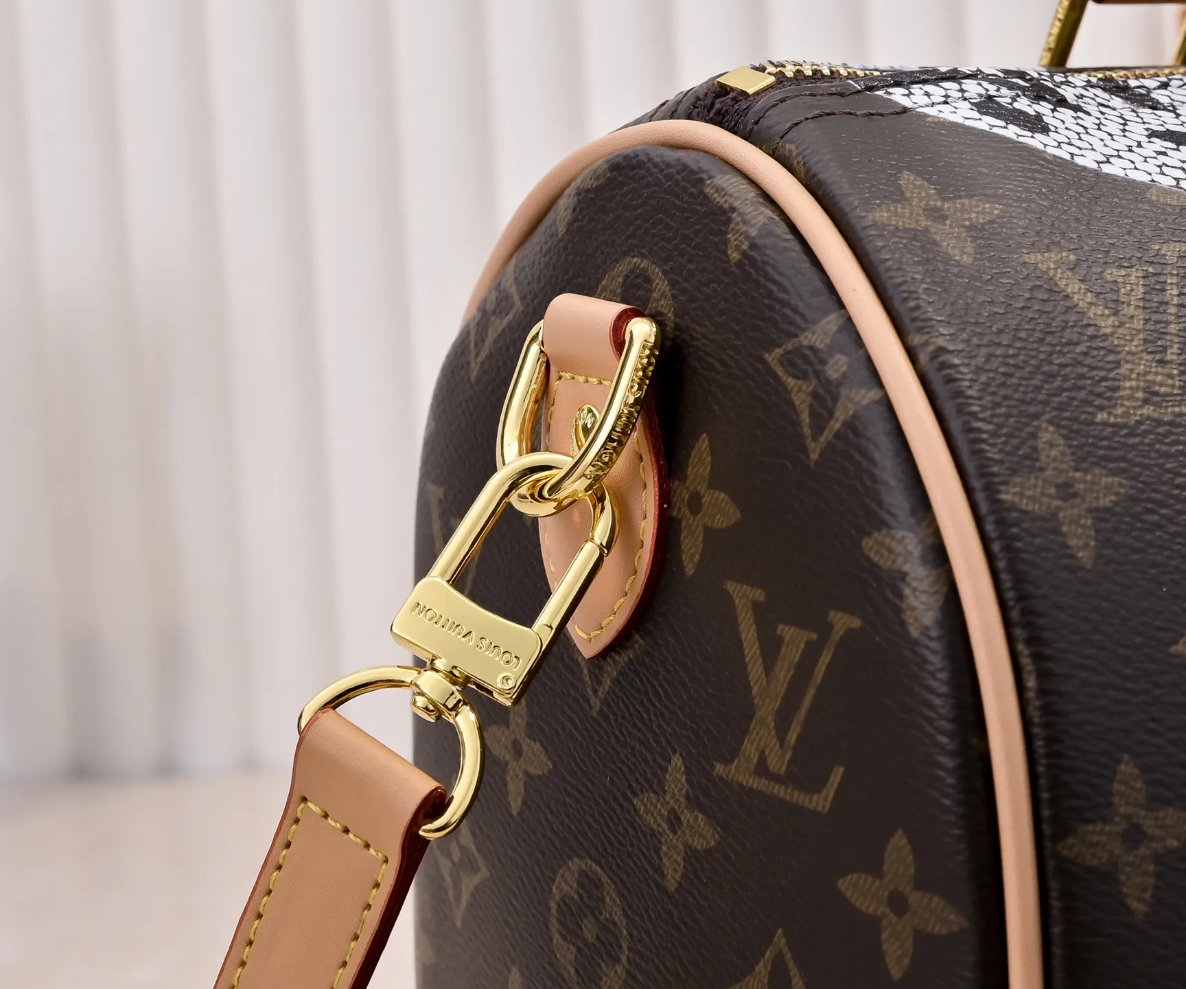 Batch 340💰M40391 80778 This Speedy Bandouliere 30 handbag draws inspiration from the brand's collection of Monogram canvas, Louis Vuitton's legendary collection. The cow leather trim highlights the traditional heritage. The rolled leather handle, engraved padlock and detachable shoulder strap continue the classic details, making it a good choice for urban life. • Size: 30X21X17cm
