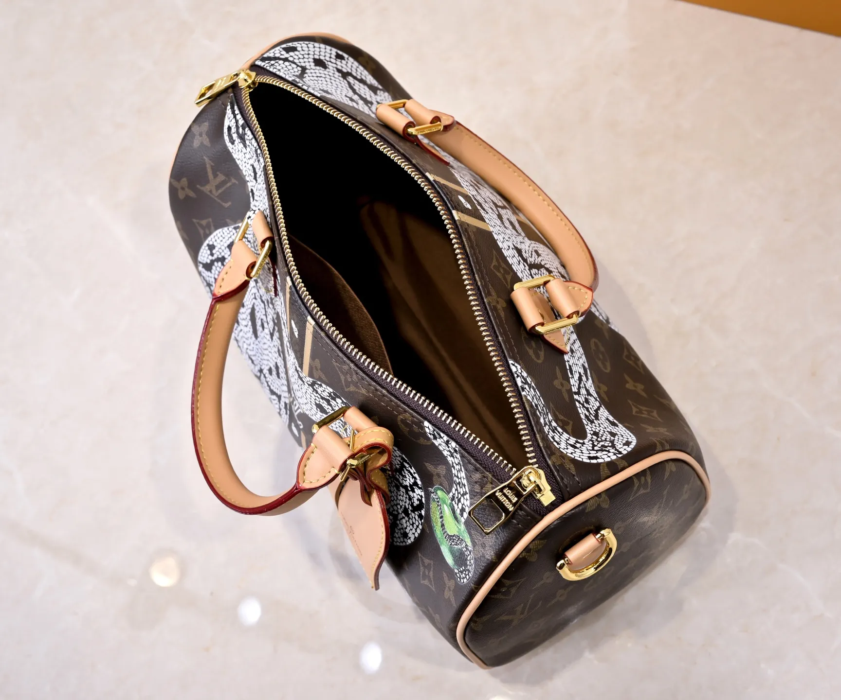 Batch 340💰M40391 80778 This Speedy Bandouliere 30 handbag draws inspiration from the brand's collection of Monogram canvas, Louis Vuitton's legendary collection. The cow leather trim highlights the traditional heritage. The rolled leather handle, engraved padlock and detachable shoulder strap continue the classic details, making it a good choice for urban life. • Size: 30X21X17cm