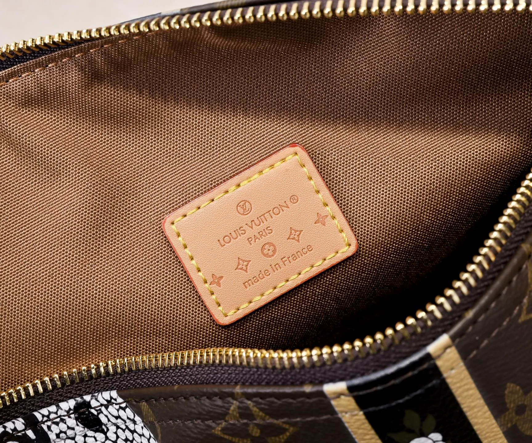 Batch 340💰M40391 80778 This Speedy Bandouliere 30 handbag draws inspiration from the brand's collection of Monogram canvas, Louis Vuitton's legendary collection. The cow leather trim highlights the traditional heritage. The rolled leather handle, engraved padlock and detachable shoulder strap continue the classic details, making it a good choice for urban life. • Size: 30X21X17cm