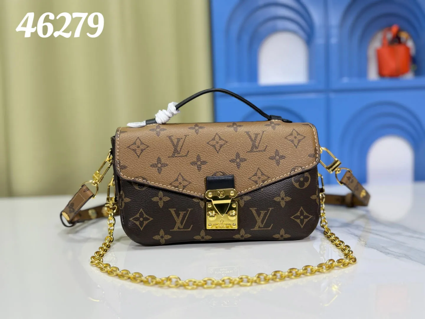 P220 Upgraded original color-changing leather [Exclusive real shot M46279 M46595 presbyopia yellow flower embossed] LV messenger bag comes in small size East West Métis handbag adopts a fashionable shoulder bag shape, full of trend. The compact bag is made from the brand's Monogram canvas, equipped with a chic S-lock closure and stylish top handles, and has a shiny polished surface. Versatile and spacious. The removable long shoulder strap makes it easy to carry on the shoulder or cross-body. It is a good companion for daily travel. Dimensions 21.5x6x13.5