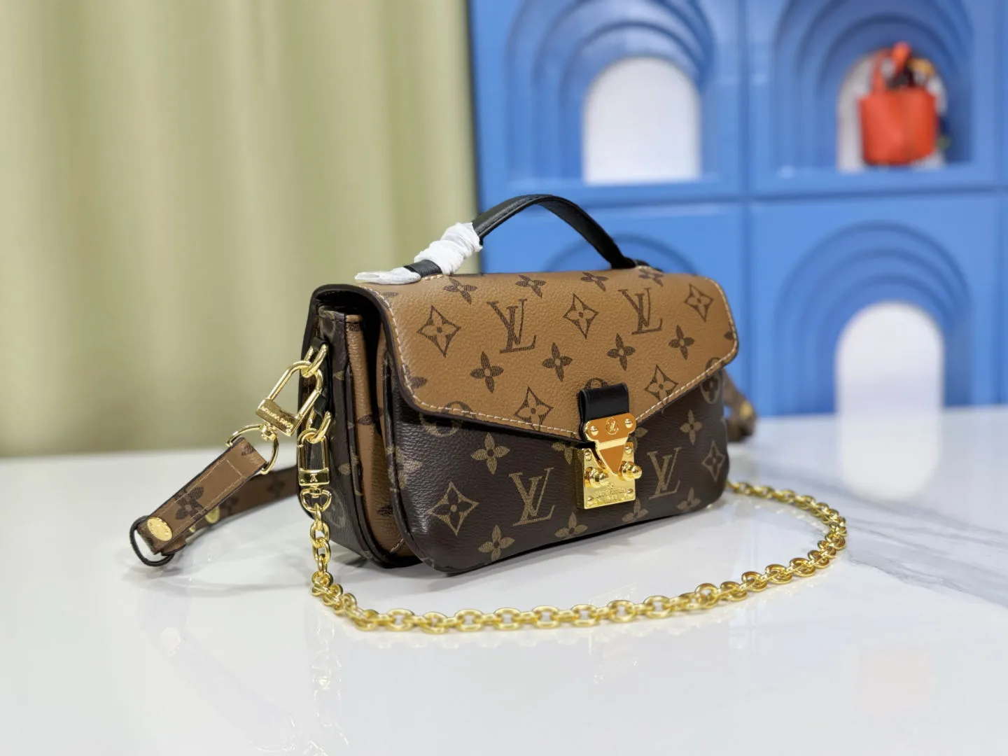 P220 Upgraded original color-changing leather [Exclusive real shot M46279 M46595 presbyopia yellow flower embossed] LV messenger bag comes in small size East West Métis handbag adopts a fashionable shoulder bag shape, full of trend. The compact bag is made from the brand's Monogram canvas, equipped with a chic S-lock closure and stylish top handles, and has a shiny polished surface. Versatile and spacious. The removable long shoulder strap makes it easy to carry on the shoulder or cross-body. It is a good companion for daily travel. Dimensions 21.5x6x13.5