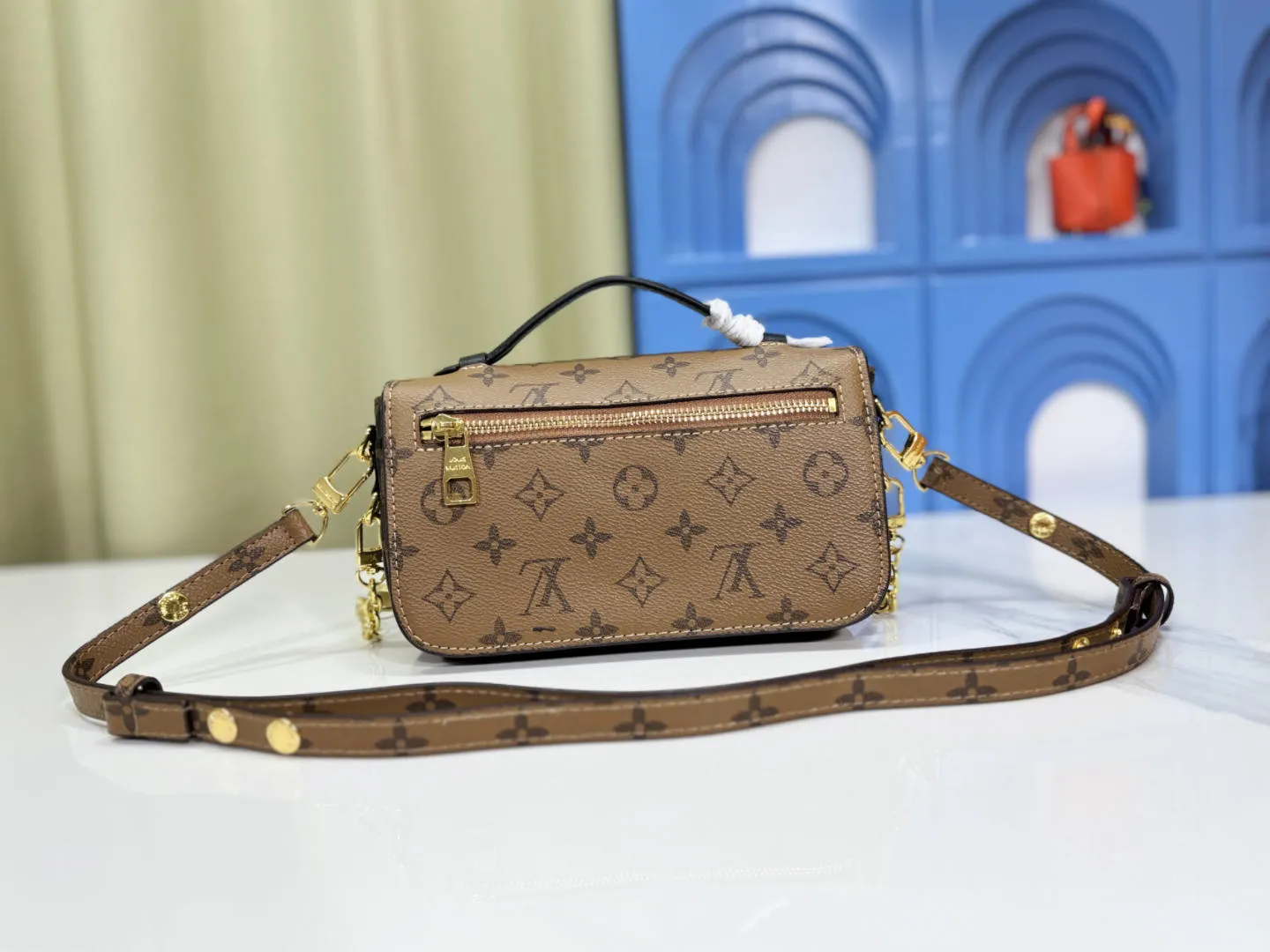 P220 Upgraded original color-changing leather [Exclusive real shot M46279 M46595 presbyopia yellow flower embossed] LV messenger bag comes in small size East West Métis handbag adopts a fashionable shoulder bag shape, full of trend. The compact bag is made from the brand's Monogram canvas, equipped with a chic S-lock closure and stylish top handles, and has a shiny polished surface. Versatile and spacious. The removable long shoulder strap makes it easy to carry on the shoulder or cross-body. It is a good companion for daily travel. Dimensions 21.5x6x13.5