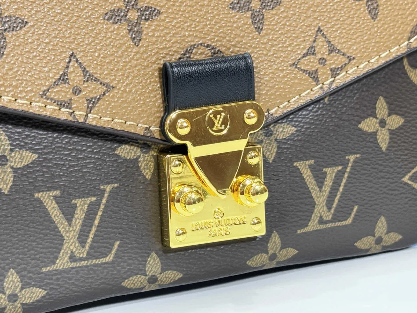 P220 Upgraded original color-changing leather [Exclusive real shot M46279 M46595 presbyopia yellow flower embossed] LV messenger bag comes in small size East West Métis handbag adopts a fashionable shoulder bag shape, full of trend. The compact bag is made from the brand's Monogram canvas, equipped with a chic S-lock closure and stylish top handles, and has a shiny polished surface. Versatile and spacious. The removable long shoulder strap makes it easy to carry on the shoulder or cross-body. It is a good companion for daily travel. Dimensions 21.5x6x13.5