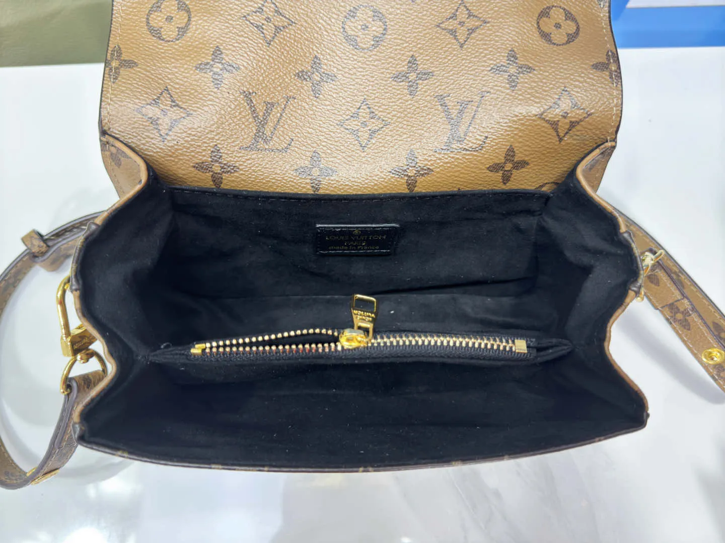 P220 Upgraded original color-changing leather [Exclusive real shot M46279 M46595 presbyopia yellow flower embossed] LV messenger bag comes in small size East West Métis handbag adopts a fashionable shoulder bag shape, full of trend. The compact bag is made from the brand's Monogram canvas, equipped with a chic S-lock closure and stylish top handles, and has a shiny polished surface. Versatile and spacious. The removable long shoulder strap makes it easy to carry on the shoulder or cross-body. It is a good companion for daily travel. Dimensions 21.5x6x13.5