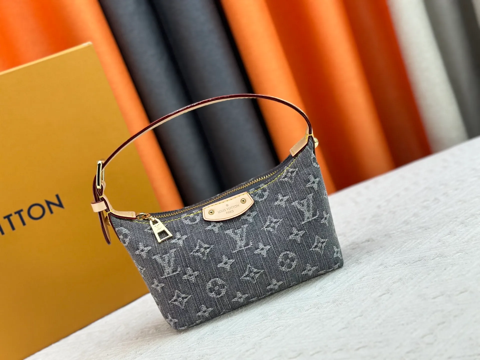 P240 [Official latest model] (Real shot and version matching method) M82949 lv Murakami Takashi co-branded NANOSPEEDY handbag This Nano Speedy handbag combines Monogram canvas and cow leather trim printing, with 33 colorful colors to interpret white, three-color and black three-color. It has been launched in twelve sections and is very popular around the world and is loved by celebrities and celebrities. 20.5 x 6 x 16 cm (length x height x width)
