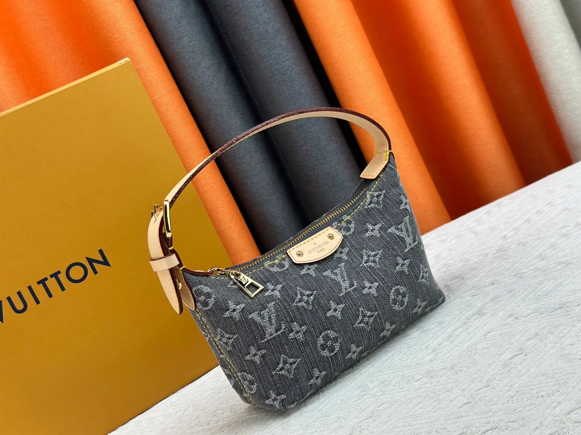 P240 [Official latest model] (Real shot and version matching method) M82949 lv Murakami Takashi co-branded NANOSPEEDY handbag This Nano Speedy handbag combines Monogram canvas and cow leather trim printing, with 33 colorful colors to interpret white, three-color and black three-color. It has been launched in twelve sections and is very popular around the world and is loved by celebrities and celebrities. 20.5 x 6 x 16 cm (length x height x width)