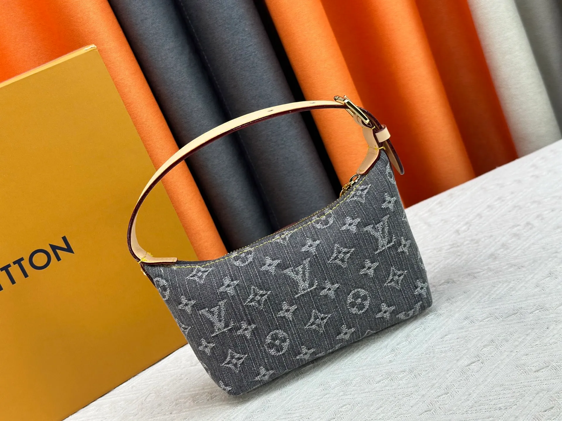 P240 [Official latest model] (Real shot and version matching method) M82949 lv Murakami Takashi co-branded NANOSPEEDY handbag This Nano Speedy handbag combines Monogram canvas and cow leather trim printing, with 33 colorful colors to interpret white, three-color and black three-color. It has been launched in twelve sections and is very popular around the world and is loved by celebrities and celebrities. 20.5 x 6 x 16 cm (length x height x width)