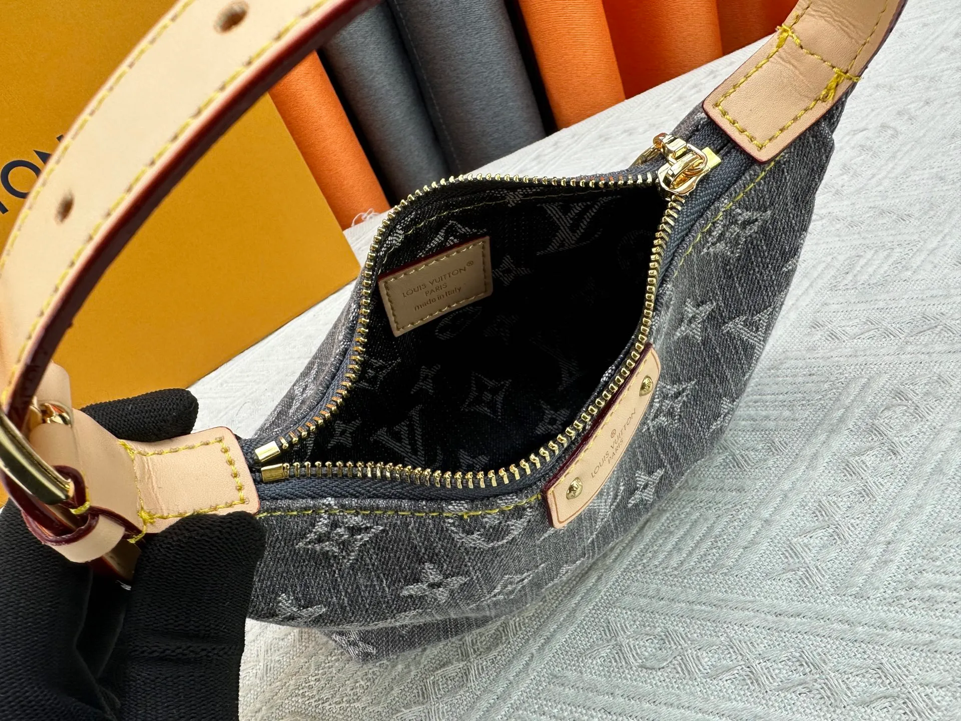 P240 [Official latest model] (Real shot and version matching method) M82949 lv Murakami Takashi co-branded NANOSPEEDY handbag This Nano Speedy handbag combines Monogram canvas and cow leather trim printing, with 33 colorful colors to interpret white, three-color and black three-color. It has been launched in twelve sections and is very popular around the world and is loved by celebrities and celebrities. 20.5 x 6 x 16 cm (length x height x width)
