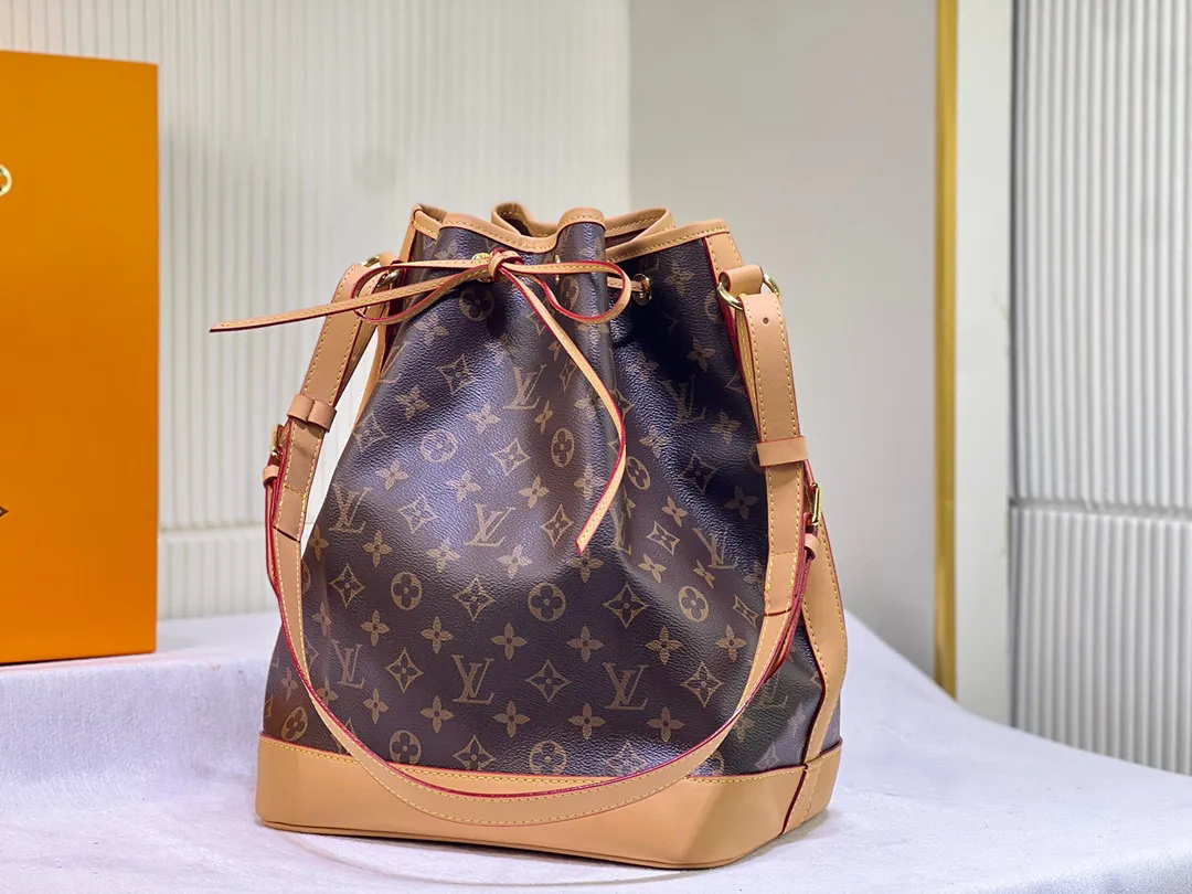 Batch 300💰Retro bucket large size ⬇️M42224 M42225 LV limited edition drawstring bucket bag The king of cost performance This is an awesome bag type, very worth buying. It is very considerate and adds a medium-length shoulder strap. It can be said to be very good. The upper body is really elegant! Size: 35*26*20