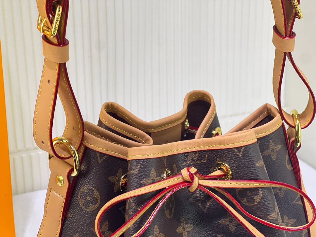 Batch 300💰Retro bucket large size ⬇️M42224 M42225 LV limited edition drawstring bucket bag The king of cost performance This is an awesome bag type, very worth buying. It is very considerate and adds a medium-length shoulder strap. It can be said to be very good. The upper body is really elegant! Size: 35*26*20