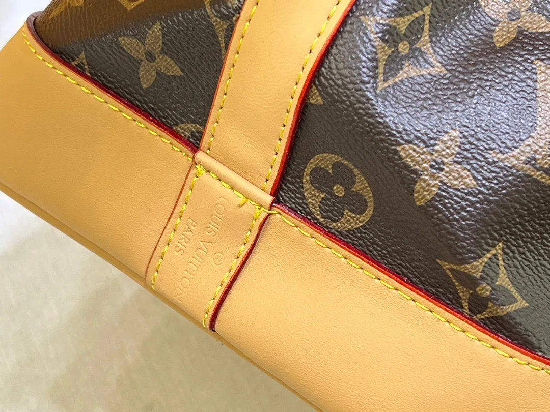 Batch 300💰Retro bucket large size ⬇️M42224 M42225 LV limited edition drawstring bucket bag The king of cost performance This is an awesome bag type, very worth buying. It is very considerate and adds a medium-length shoulder strap. It can be said to be very good. The upper body is really elegant! Size: 35*26*20