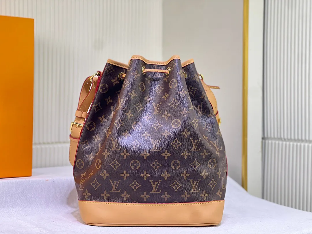 Batch 300💰Retro bucket large size ⬇️M42224 M42225 LV limited edition drawstring bucket bag The king of cost performance This is an awesome bag type, very worth buying. It is very considerate and adds a medium-length shoulder strap. It can be said to be very good. The upper body is really elegant! Size: 35*26*20