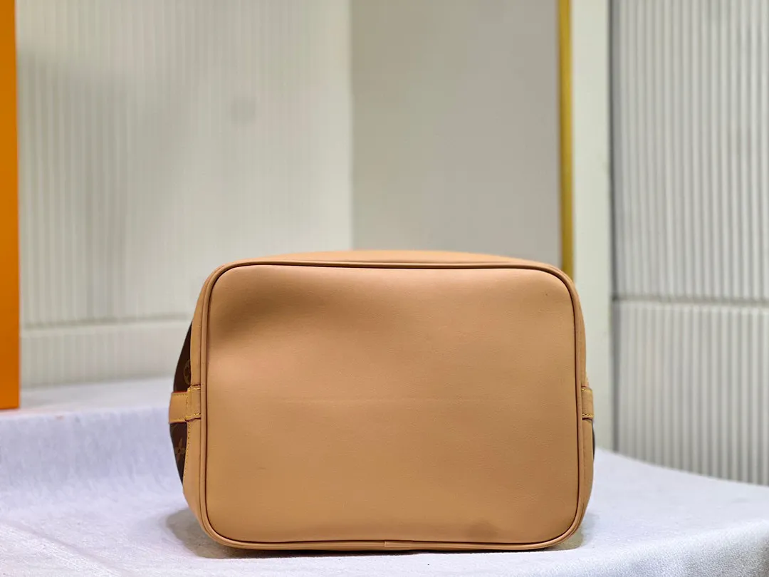 Batch 300💰Retro bucket large size ⬇️M42224 M42225 LV limited edition drawstring bucket bag The king of cost performance This is an awesome bag type, very worth buying. It is very considerate and adds a medium-length shoulder strap. It can be said to be very good. The upper body is really elegant! Size: 35*26*20