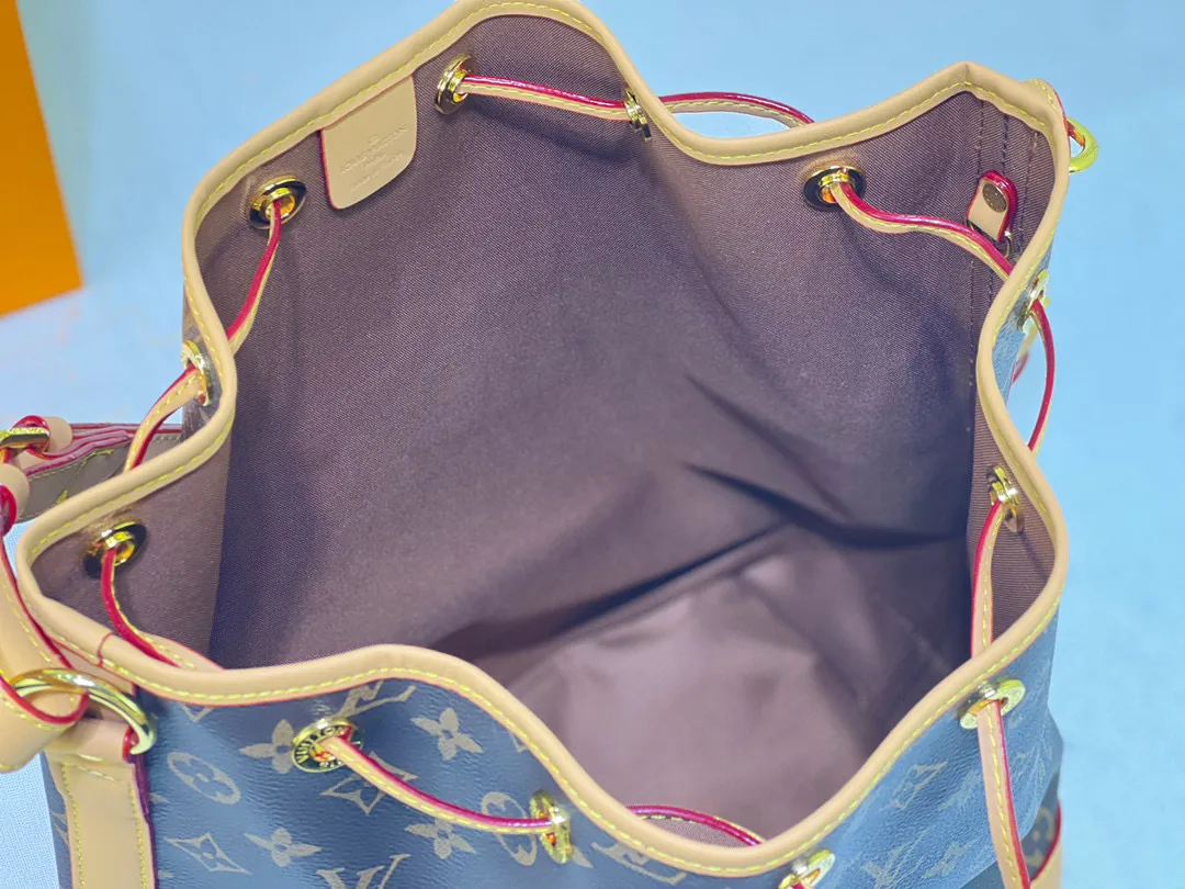 Batch 300💰Retro bucket large size ⬇️M42224 M42225 LV limited edition drawstring bucket bag The king of cost performance This is an awesome bag type, very worth buying. It is very considerate and adds a medium-length shoulder strap. It can be said to be very good. The upper body is really elegant! Size: 35*26*20