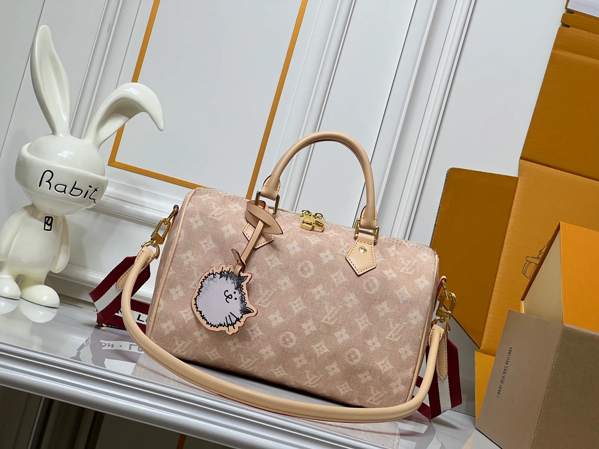 Batch 320💰M15159 M25766 M13344 This Speedy Soft 30 comes from the LV Travels With Grace Coddlington series. It is made of rich-toned cow leather with gold hardware and a fun cat-shaped key bag. Removable name tag features Grace Coddington's handwriting. Size: 30X21X17 cm