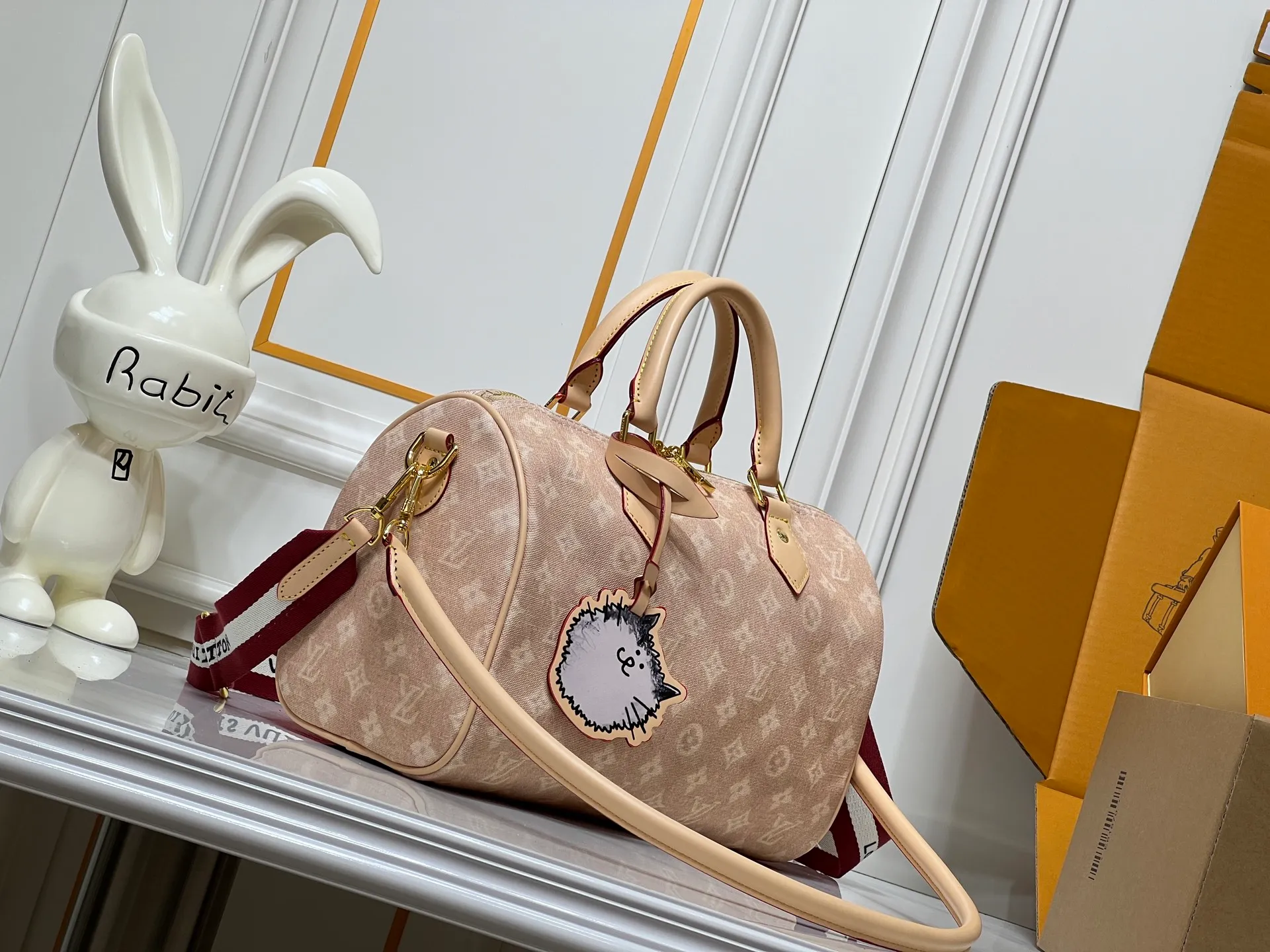 Batch 320💰M15159 M25766 M13344 This Speedy Soft 30 comes from the LV Travels With Grace Coddlington series. It is made of rich-toned cow leather with gold hardware and a fun cat-shaped key bag. Removable name tag features Grace Coddington's handwriting. Size: 30X21X17 cm
