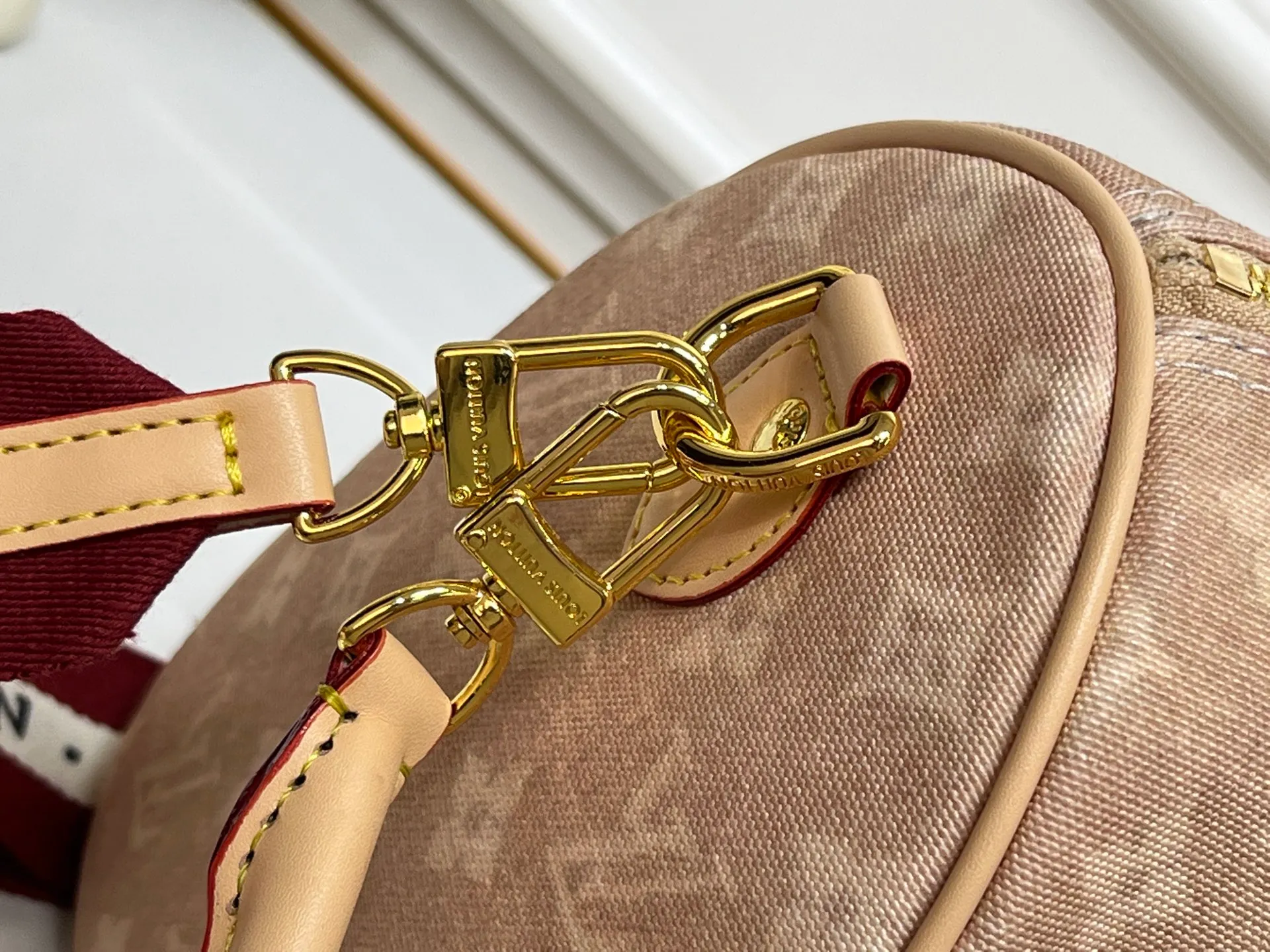 Batch 320💰M15159 M25766 M13344 This Speedy Soft 30 comes from the LV Travels With Grace Coddlington series. It is made of rich-toned cow leather with gold hardware and a fun cat-shaped key bag. Removable name tag features Grace Coddington's handwriting. Size: 30X21X17 cm