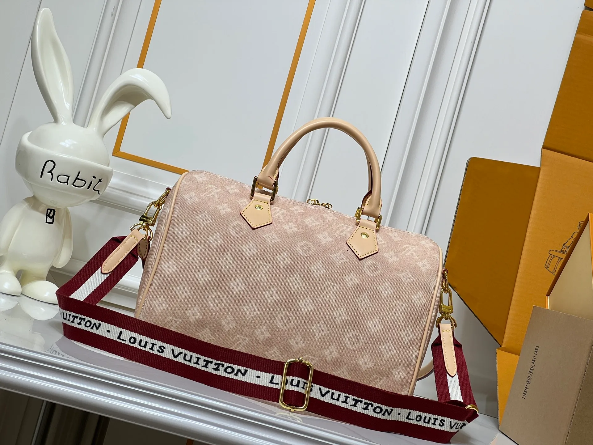 Batch 320💰M15159 M25766 M13344 This Speedy Soft 30 comes from the LV Travels With Grace Coddlington series. It is made of rich-toned cow leather with gold hardware and a fun cat-shaped key bag. Removable name tag features Grace Coddington's handwriting. Size: 30X21X17 cm
