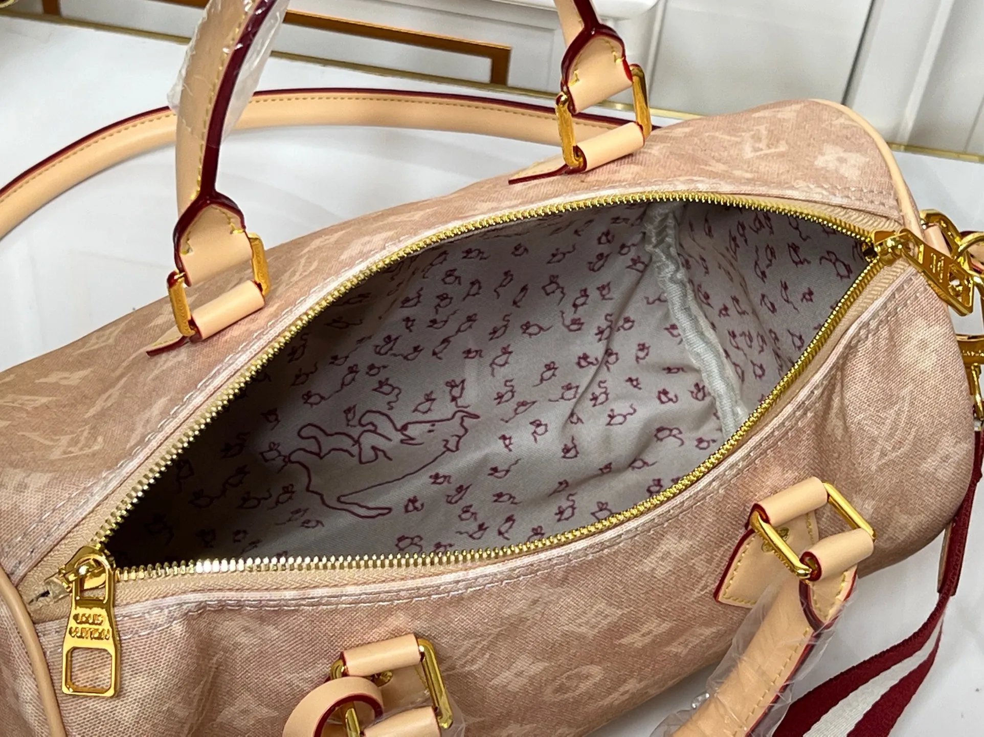 Batch 320💰M15159 M25766 M13344 This Speedy Soft 30 comes from the LV Travels With Grace Coddlington series. It is made of rich-toned cow leather with gold hardware and a fun cat-shaped key bag. Removable name tag features Grace Coddington's handwriting. Size: 30X21X17 cm
