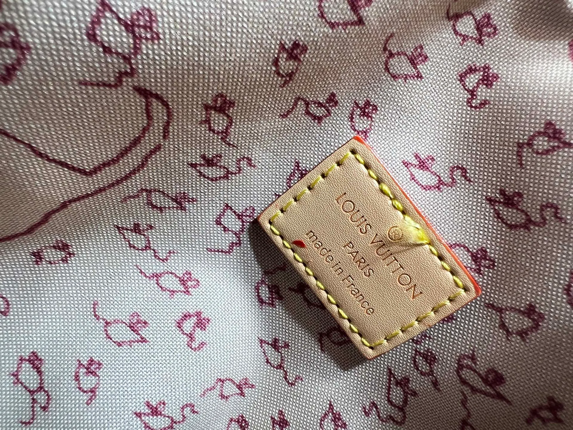 Batch 320💰M15159 M25766 M13344 This Speedy Soft 30 comes from the LV Travels With Grace Coddlington series. It is made of rich-toned cow leather with gold hardware and a fun cat-shaped key bag. Removable name tag features Grace Coddington's handwriting. Size: 30X21X17 cm