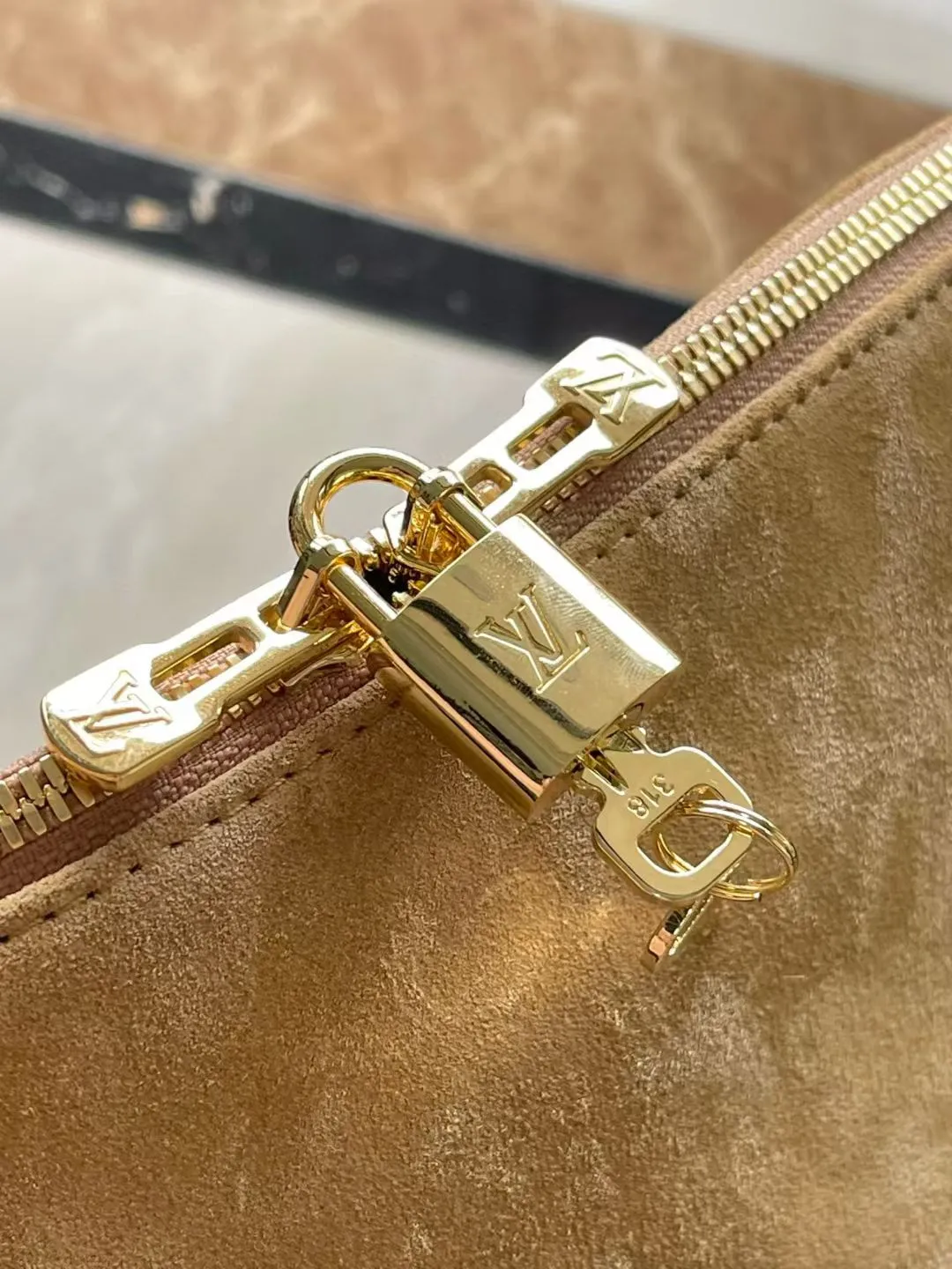 💰1340 (top-grain leather) top original M26451 Express Travel large handbag is made of soft cow leather and Monogram fabric lining to create a soft structure, showing Nicolas Ghesquiere's modern interpretation of the Keepall handbag. Ample space combined with flexible carrying options makes it an ideal choice for urban travelers. Dimensions: 45 × 20 × 27 cm