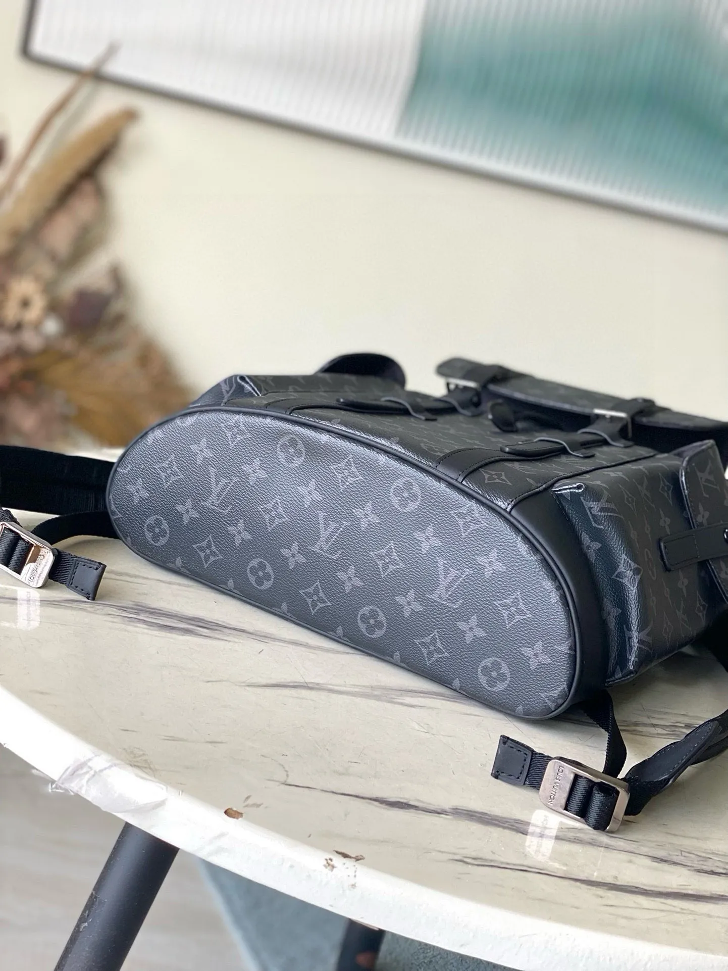 💰1000 Top Original M41379 Black Flower Medium Christopher Medium Backpack uses Monogram canvas to interpret the rugged and simple spirit of a hiking bag. Its unique style is suitable for both work and entertainment, highlighting a high-quality lifestyle. Dimensions: 38 x 44 x 21 cm