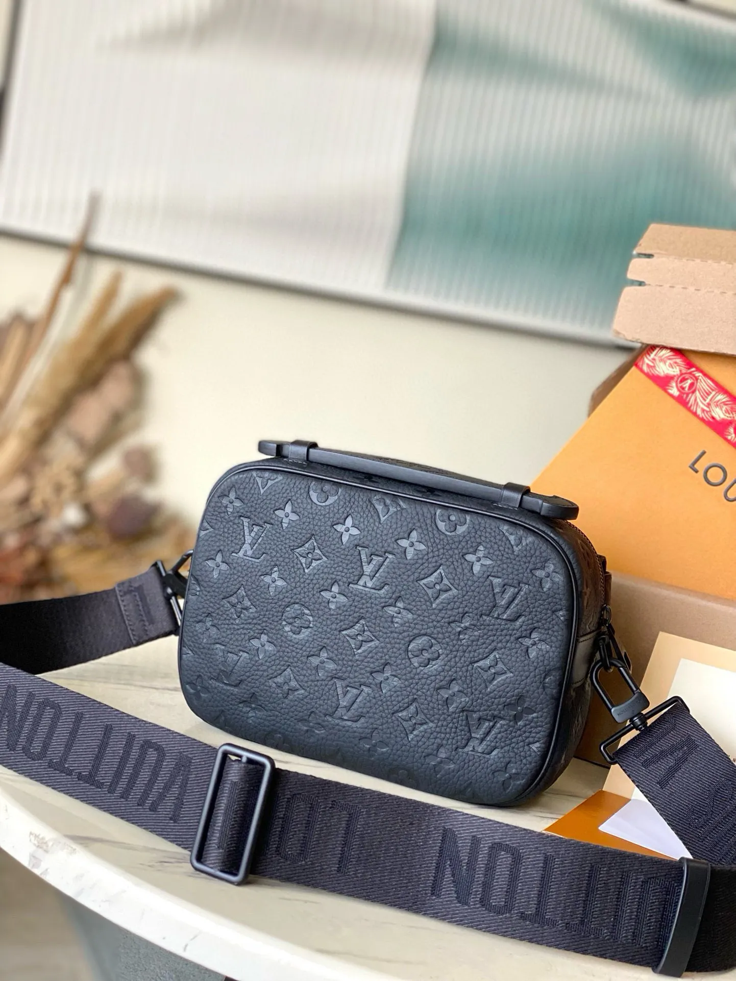💰1000 (first-grain leather) Top-quality original M58489 full leather This S Lock messenger bag is made of soft Taurillon leather, in elegant black tones, embellished with the brand's traditional Monogram embossed pattern. Inspired by a hard case lock designed by Georges Vuitton in 1886, the magnetic lock keeps your belongings secure with a modern twist. Equipped with a hard case style handle and logo shoulder strap for easy carrying. Dimensions: 22 x 18 x 8 cm