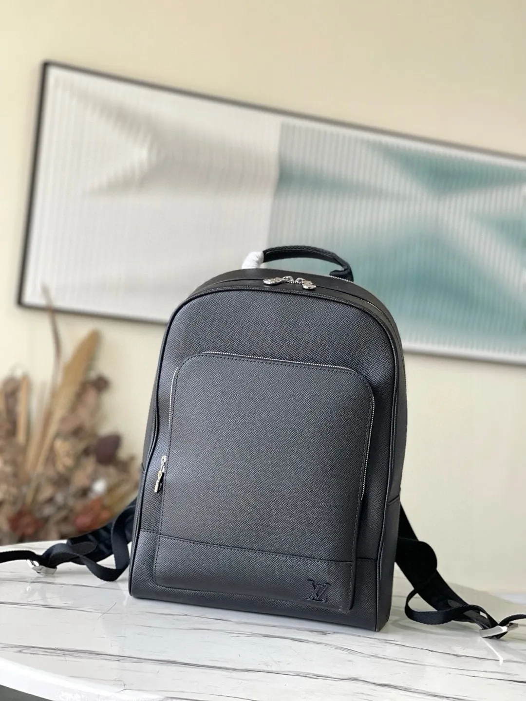 💰1080 (top-grain leather) top quality original M30857 black (grey) ADRIAN Backpack Adrian Backpack is made of Taïga leather with plenty of space and a padded compartment to store a laptop. Cross-pattern double-layered messenger men's backpack has a delicate texture and a modern style. The outer pockets and zippers add functional details, and the handles and adjustable shoulder straps allow for multiple carrying methods. Dimensions: 31 x 39 x 14 cm