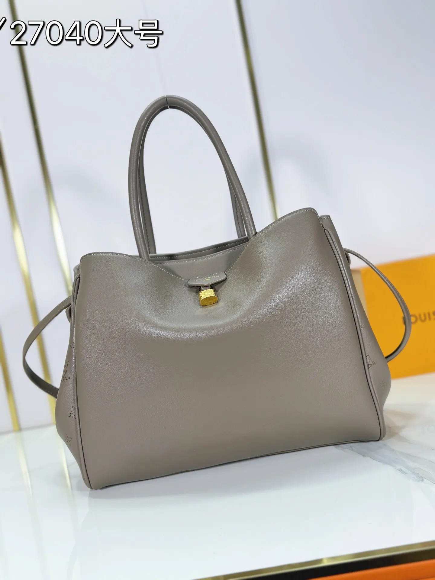 P340 Upgraded from the original M26501 M26502 M27040 M26338 This Vendôme handbag makes the cow leather reveal a silky satin luster, and is equipped with a dazzling buckle and a Monogram padlock to achieve a practical and trendy configuration, highlighting the elegant charm and the brand's exquisite craftsmanship. Side straps cinched the tote, and multiple pockets securely store valuables. Dimensions: 35.5 x 28 x 17 (cm) ((length x height x width)