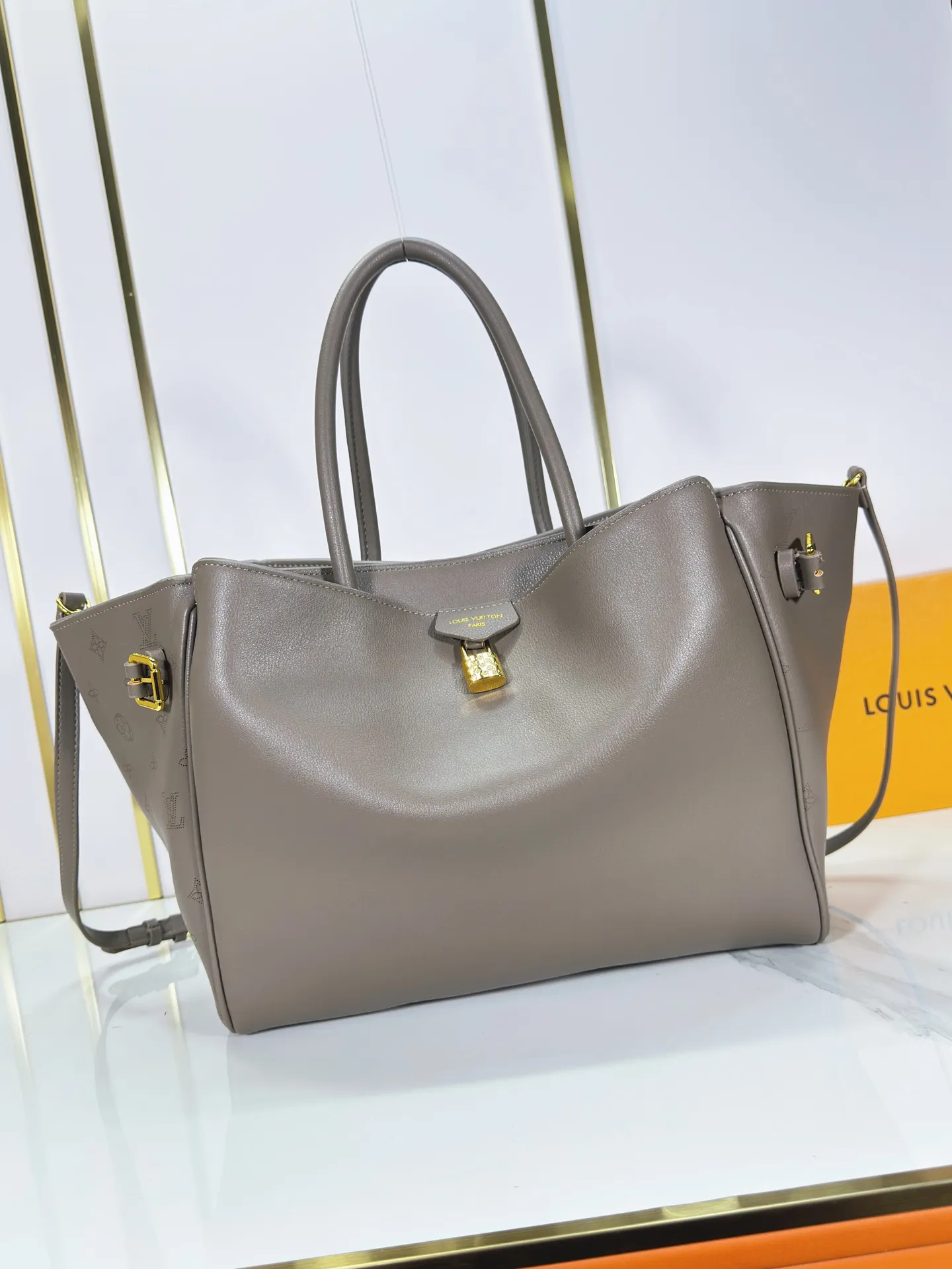 P340 Upgraded from the original M26501 M26502 M27040 M26338 This Vendôme handbag makes the cow leather reveal a silky satin luster, and is equipped with a dazzling buckle and a Monogram padlock to achieve a practical and trendy configuration, highlighting the elegant charm and the brand's exquisite craftsmanship. Side straps cinched the tote, and multiple pockets securely store valuables. Dimensions: 35.5 x 28 x 17 (cm) ((length x height x width)
