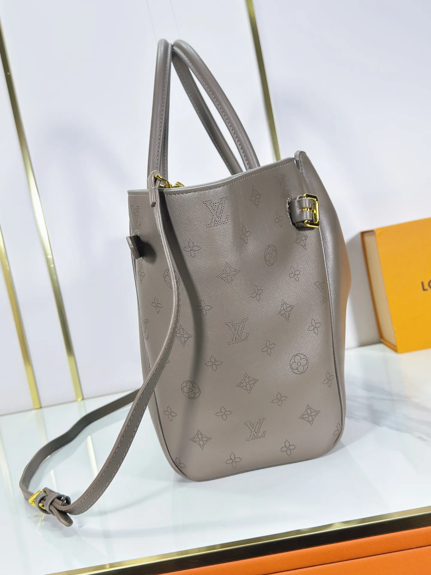 P340 Upgraded from the original M26501 M26502 M27040 M26338 This Vendôme handbag makes the cow leather reveal a silky satin luster, and is equipped with a dazzling buckle and a Monogram padlock to achieve a practical and trendy configuration, highlighting the elegant charm and the brand's exquisite craftsmanship. Side straps cinched the tote, and multiple pockets securely store valuables. Dimensions: 35.5 x 28 x 17 (cm) ((length x height x width)