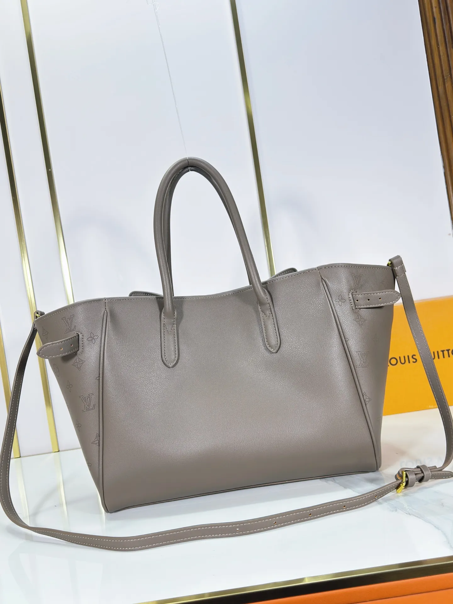 P340 Upgraded from the original M26501 M26502 M27040 M26338 This Vendôme handbag makes the cow leather reveal a silky satin luster, and is equipped with a dazzling buckle and a Monogram padlock to achieve a practical and trendy configuration, highlighting the elegant charm and the brand's exquisite craftsmanship. Side straps cinched the tote, and multiple pockets securely store valuables. Dimensions: 35.5 x 28 x 17 (cm) ((length x height x width)