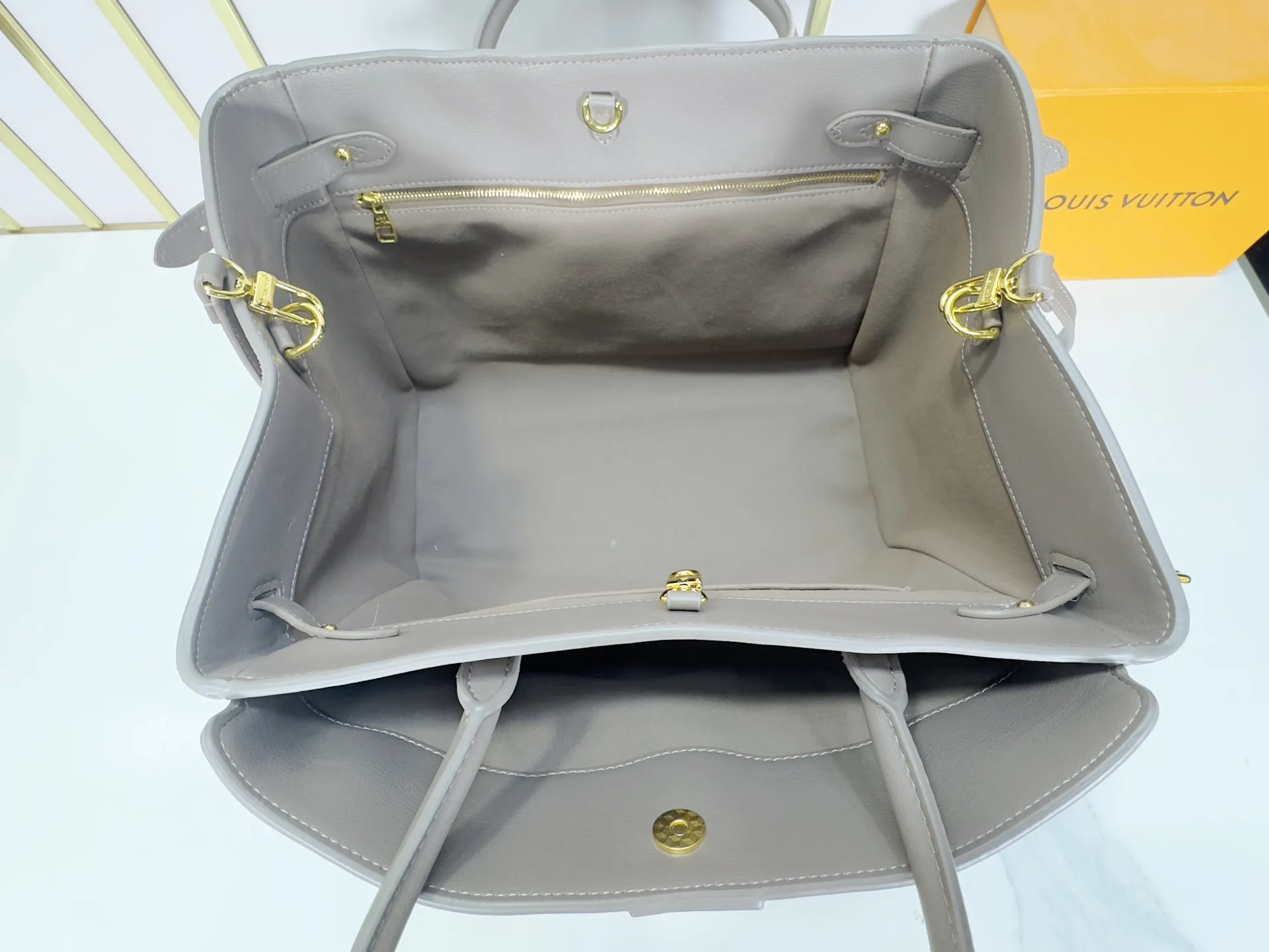 P340 Upgraded from the original M26501 M26502 M27040 M26338 This Vendôme handbag makes the cow leather reveal a silky satin luster, and is equipped with a dazzling buckle and a Monogram padlock to achieve a practical and trendy configuration, highlighting the elegant charm and the brand's exquisite craftsmanship. Side straps cinched the tote, and multiple pockets securely store valuables. Dimensions: 35.5 x 28 x 17 (cm) ((length x height x width)