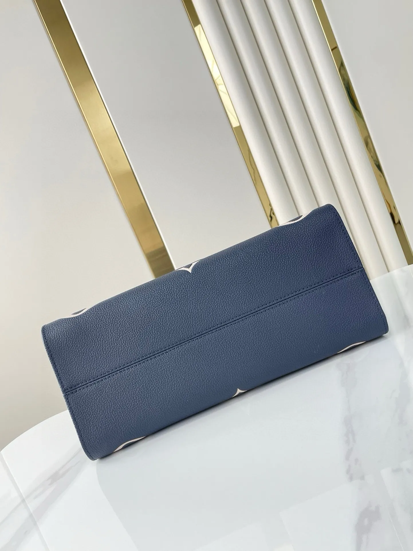 💰1120 dark blue (transcoding chip top layer leather) top original order ☘☘ONTHEGO medium handbag M45495 M47084. The Monogram pattern is printed and dyed first and then embossed on the grained cowhide. Its ample interior can accommodate laptops and other office supplies. The long and short handles are easy to carry in the hand or on the shoulder. Size: 34x26x13cm
