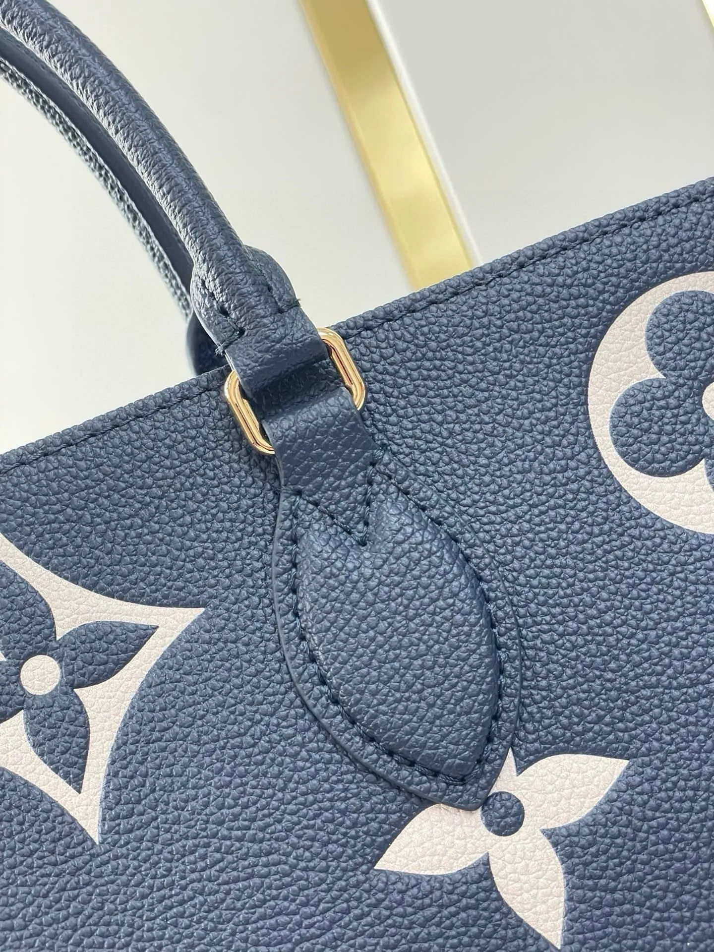 💰1120 dark blue (transcoding chip top layer leather) top original order ☘☘ONTHEGO medium handbag M45495 M47084. The Monogram pattern is printed and dyed first and then embossed on the grained cowhide. Its ample interior can accommodate laptops and other office supplies. The long and short handles are easy to carry in the hand or on the shoulder. Size: 34x26x13cm