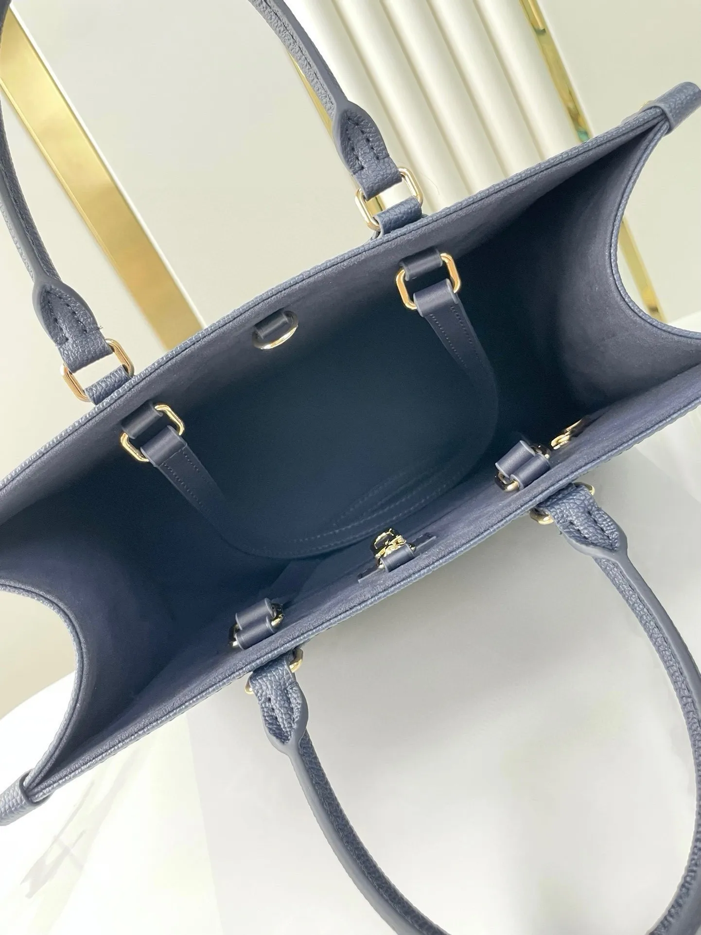 💰1120 dark blue (transcoding chip top layer leather) top original order ☘☘ONTHEGO medium handbag M45495 M47084. The Monogram pattern is printed and dyed first and then embossed on the grained cowhide. Its ample interior can accommodate laptops and other office supplies. The long and short handles are easy to carry in the hand or on the shoulder. Size: 34x26x13cm