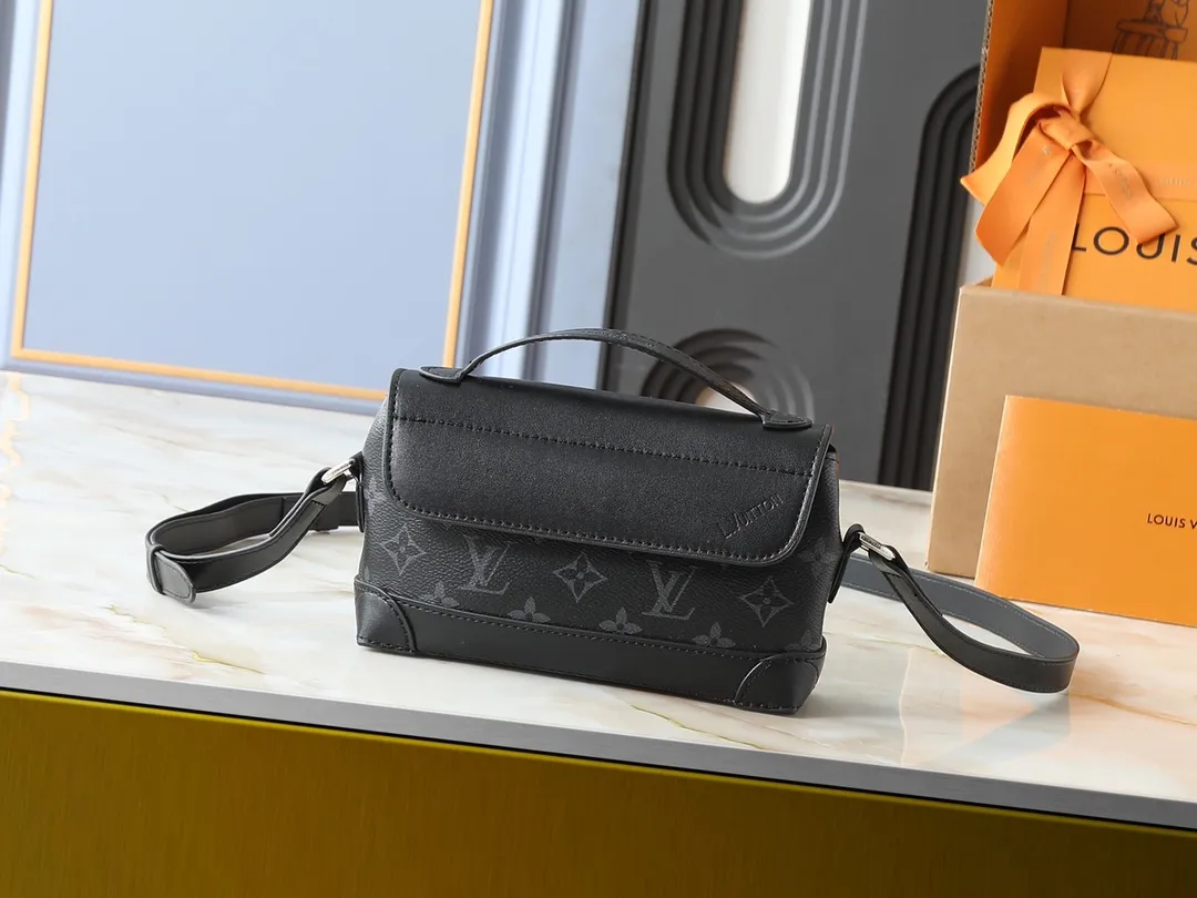 💰220💰Upgraded from the original M13888. This Steamer East West mini handbag is made of Monogram embossed Taurillon cow leather in a horizontal configuration, highlighting the classic design of the Steamer series. A flap closure, unique reinforced corners, and a top handle add to the refined details. Equipped with an adjustable shoulder strap, it can be worn as a cross-body or hand-held bag at will. Dimensions: 20.0 x 11.0 x 5.0 cm (length x height x width)