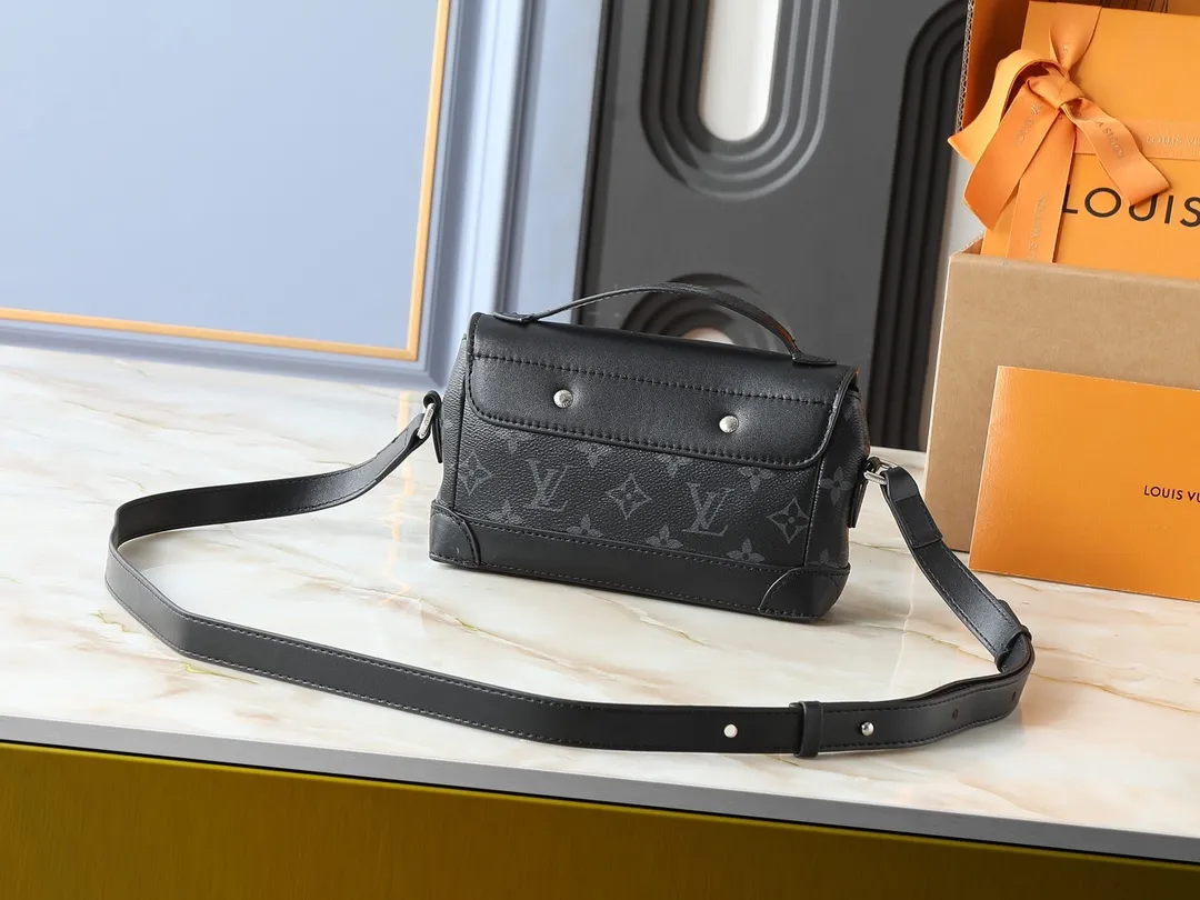 💰220💰Upgraded from the original M13888. This Steamer East West mini handbag is made of Monogram embossed Taurillon cow leather in a horizontal configuration, highlighting the classic design of the Steamer series. A flap closure, unique reinforced corners, and a top handle add to the refined details. Equipped with an adjustable shoulder strap, it can be worn as a cross-body or hand-held bag at will. Dimensions: 20.0 x 11.0 x 5.0 cm (length x height x width)