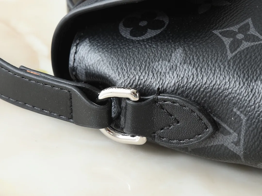 💰220💰Upgraded from the original M13888. This Steamer East West mini handbag is made of Monogram embossed Taurillon cow leather in a horizontal configuration, highlighting the classic design of the Steamer series. A flap closure, unique reinforced corners, and a top handle add to the refined details. Equipped with an adjustable shoulder strap, it can be worn as a cross-body or hand-held bag at will. Dimensions: 20.0 x 11.0 x 5.0 cm (length x height x width)