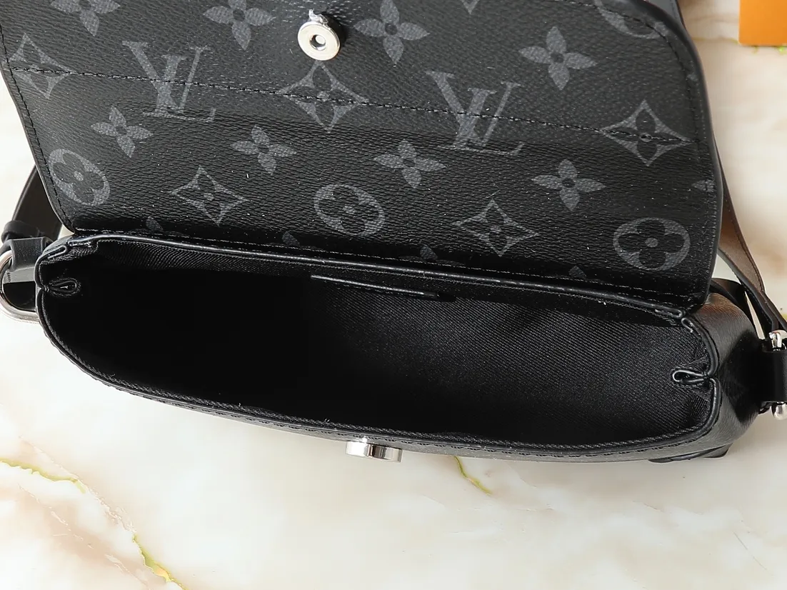 💰220💰Upgraded from the original M13888. This Steamer East West mini handbag is made of Monogram embossed Taurillon cow leather in a horizontal configuration, highlighting the classic design of the Steamer series. A flap closure, unique reinforced corners, and a top handle add to the refined details. Equipped with an adjustable shoulder strap, it can be worn as a cross-body or hand-held bag at will. Dimensions: 20.0 x 11.0 x 5.0 cm (length x height x width)