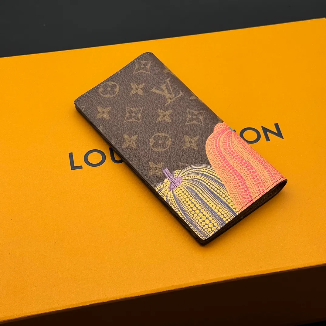 💰120 💎Top original version 🇫🇷 (Pumpkin Series) Long Clip # Wallet Louis Vuitton’s classic Brazza wallet is made of Damier Graphite Pixel canvas material to highlight the digital style. The traditional Damier Graphite checkerboard pattern is presented in a subversive pixel form in 2019. It combines various pockets, compartments and credit card slots into one stylish and convenient bag. M62665 Pumpkin Size: 19x10x2