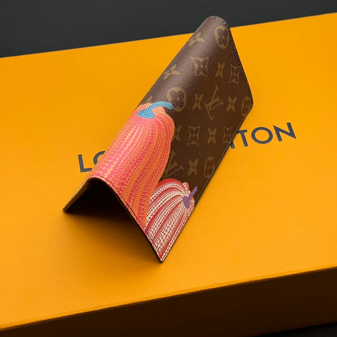 💰120 💎Top original version 🇫🇷 (Pumpkin Series) Long Clip # Wallet Louis Vuitton’s classic Brazza wallet is made of Damier Graphite Pixel canvas material to highlight the digital style. The traditional Damier Graphite checkerboard pattern is presented in a subversive pixel form in 2019. It combines various pockets, compartments and credit card slots into one stylish and convenient bag. M62665 Pumpkin Size: 19x10x2