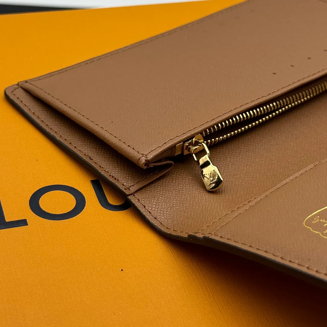 💰120 💎Top original version 🇫🇷 (Pumpkin Series) Long Clip # Wallet Louis Vuitton’s classic Brazza wallet is made of Damier Graphite Pixel canvas material to highlight the digital style. The traditional Damier Graphite checkerboard pattern is presented in a subversive pixel form in 2019. It combines various pockets, compartments and credit card slots into one stylish and convenient bag. M62665 Pumpkin Size: 19x10x2