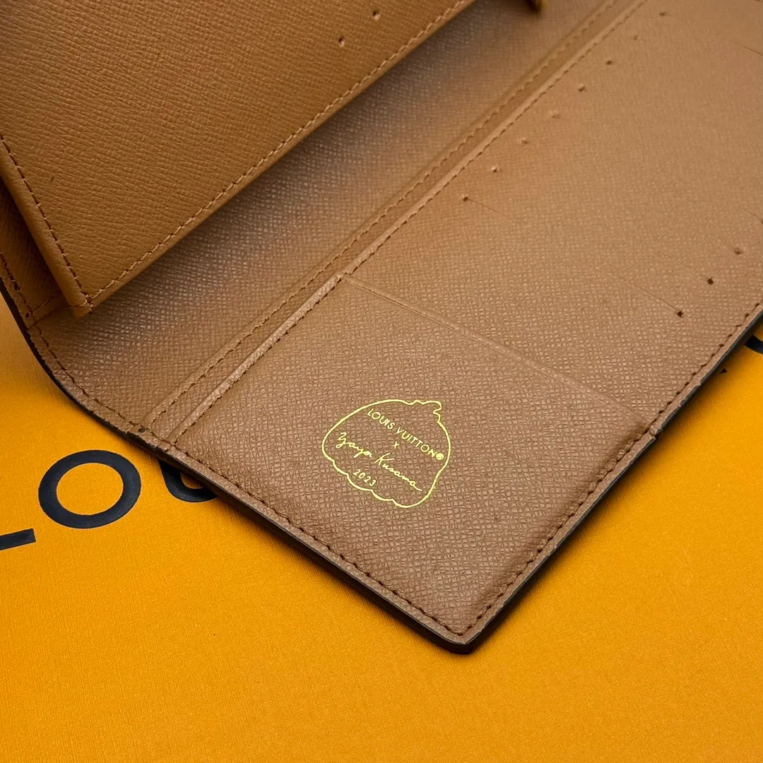 💰120 💎Top original version 🇫🇷 (Pumpkin Series) Long Clip # Wallet Louis Vuitton’s classic Brazza wallet is made of Damier Graphite Pixel canvas material to highlight the digital style. The traditional Damier Graphite checkerboard pattern is presented in a subversive pixel form in 2019. It combines various pockets, compartments and credit card slots into one stylish and convenient bag. M62665 Pumpkin Size: 19x10x2