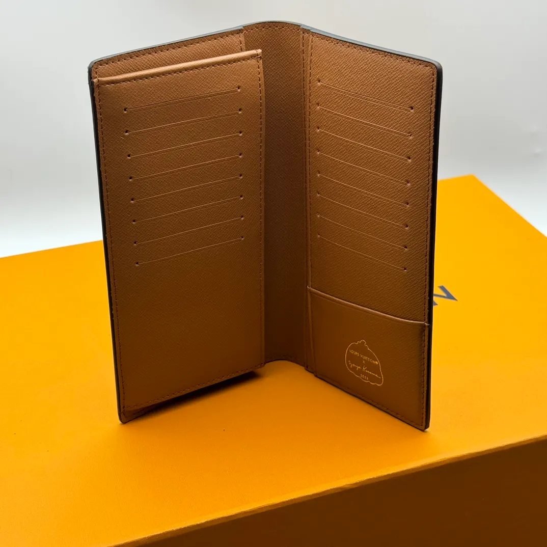 💰120 💎Top original version 🇫🇷 (Pumpkin Series) Long Clip # Wallet Louis Vuitton’s classic Brazza wallet is made of Damier Graphite Pixel canvas material to highlight the digital style. The traditional Damier Graphite checkerboard pattern is presented in a subversive pixel form in 2019. It combines various pockets, compartments and credit card slots into one stylish and convenient bag. M62665 Pumpkin Size: 19x10x2